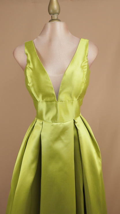 Vestido largo de tafeta con escote en V
