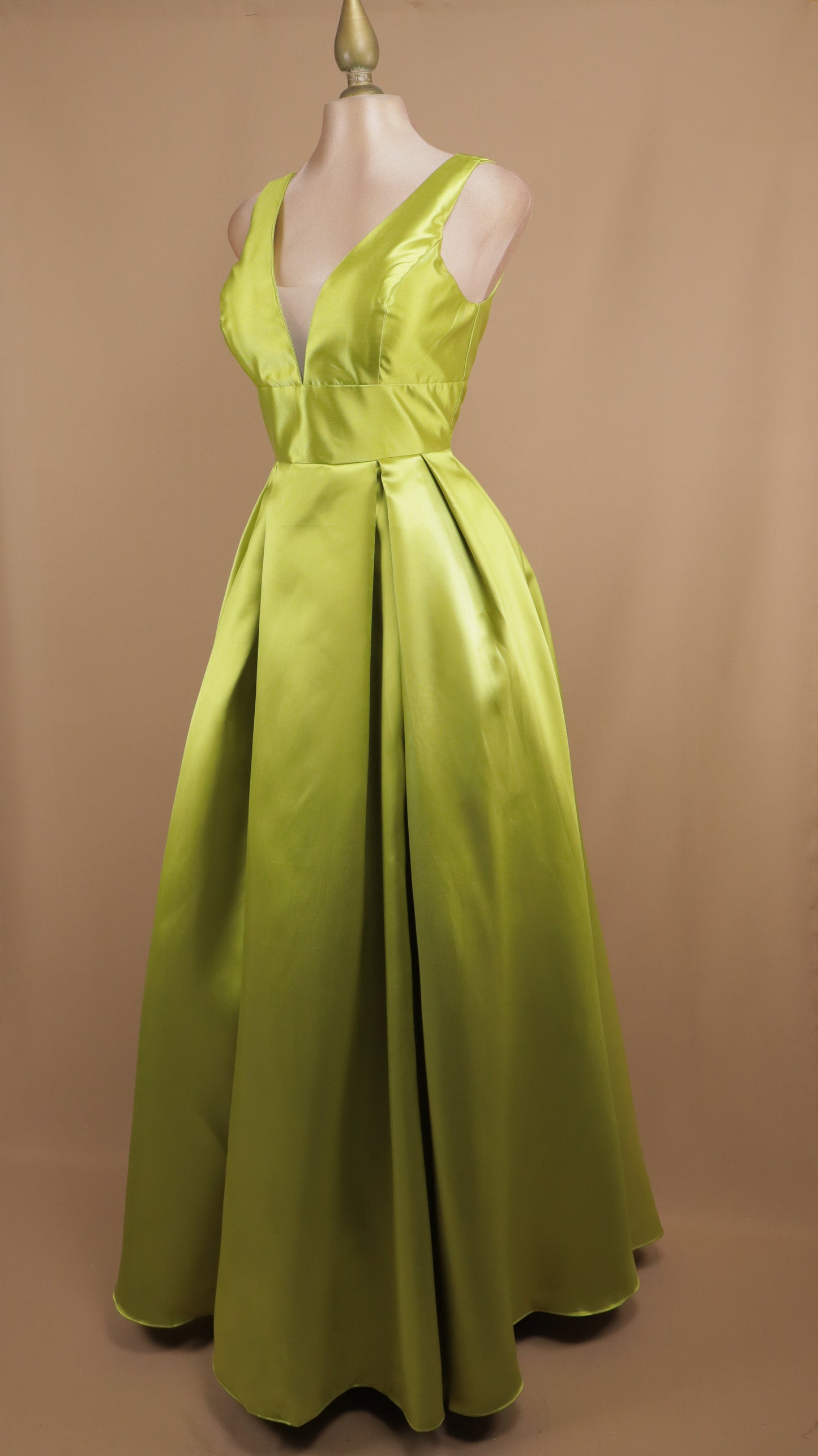 Vestido largo de tafeta con escote en V