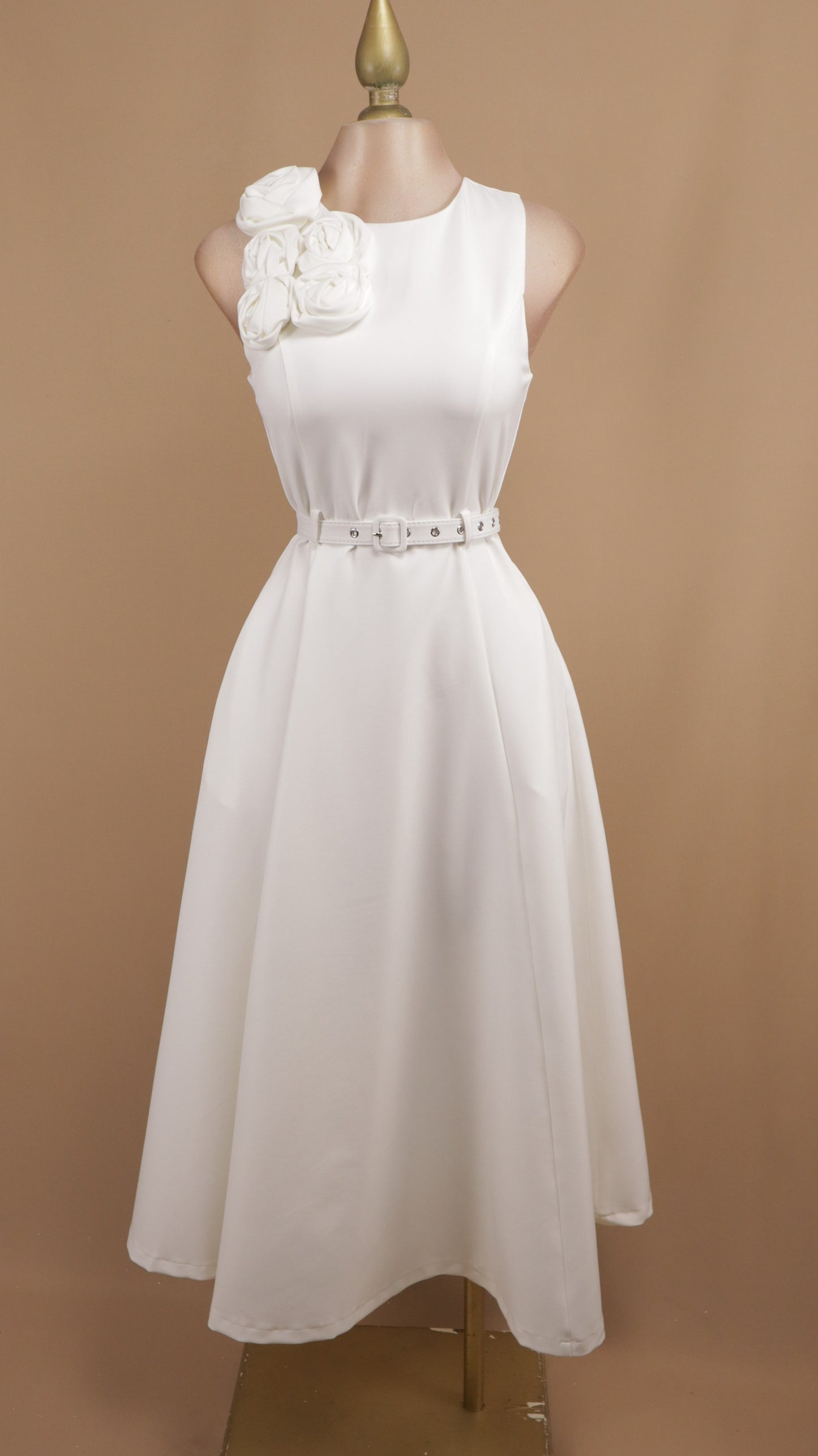 Vestido midi con flores en hombro y cinto