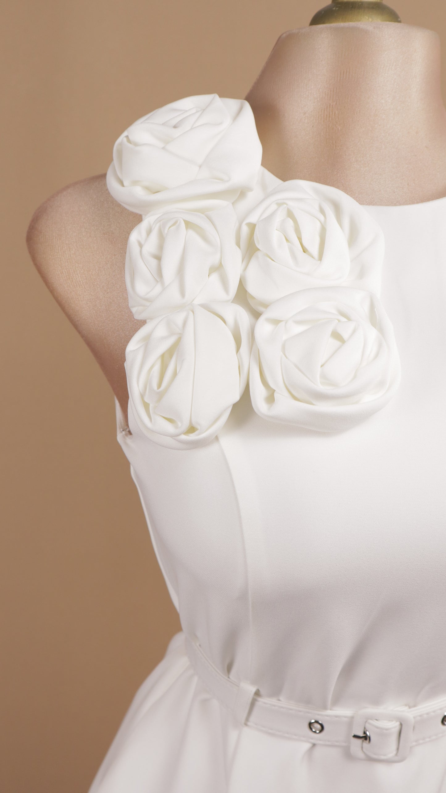 Vestido midi con flores en hombro y cinto