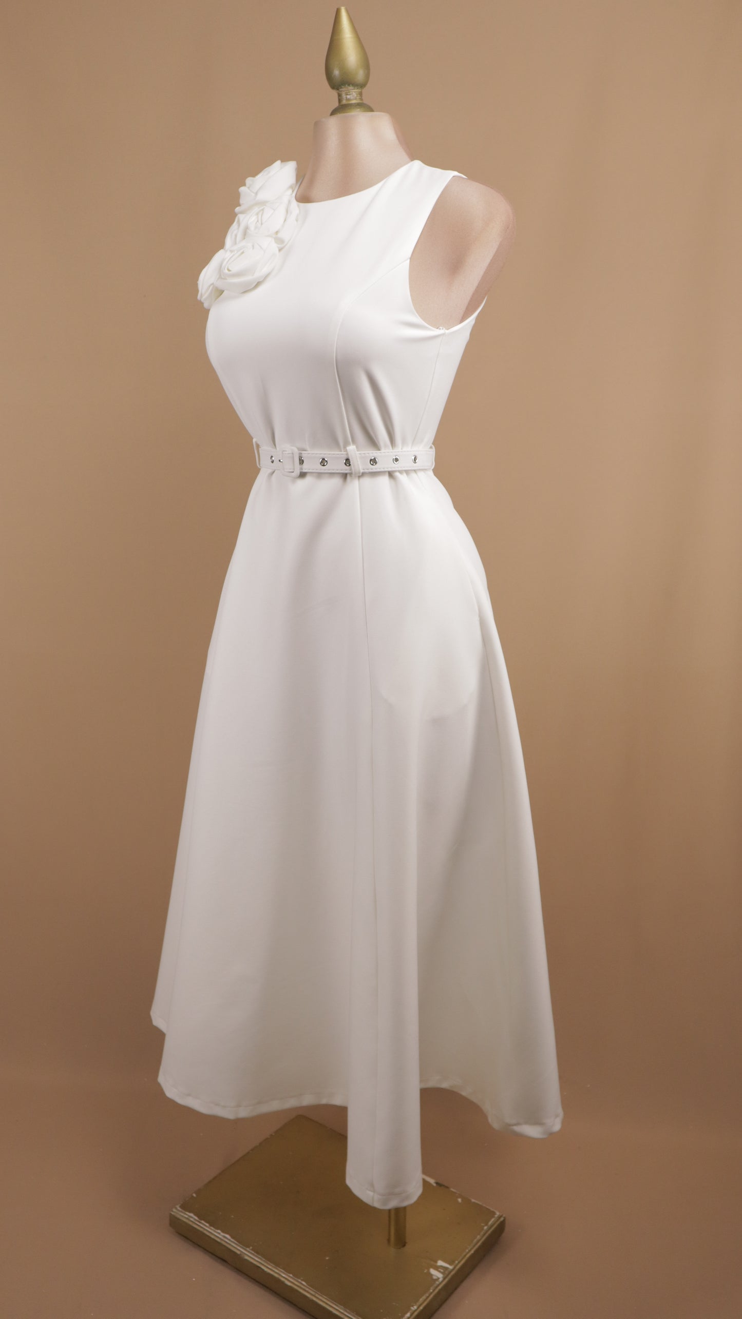 Vestido midi con flores en hombro y cinto