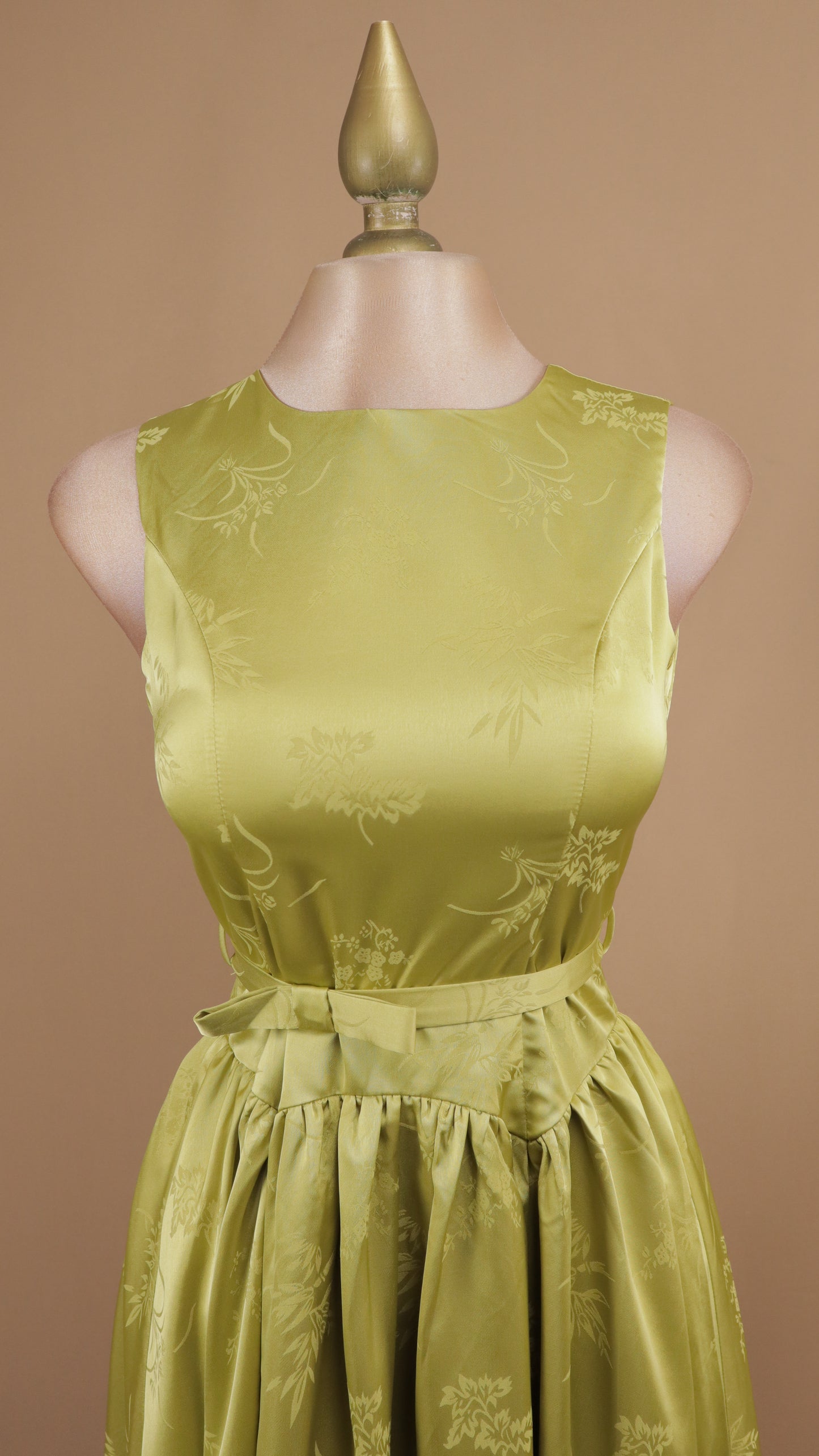 Vestido midi estampado y escote en la espalda