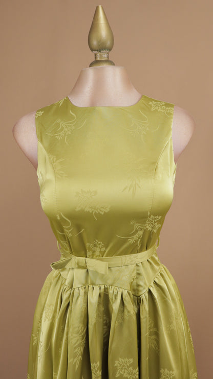 Vestido midi estampado y escote en la espalda