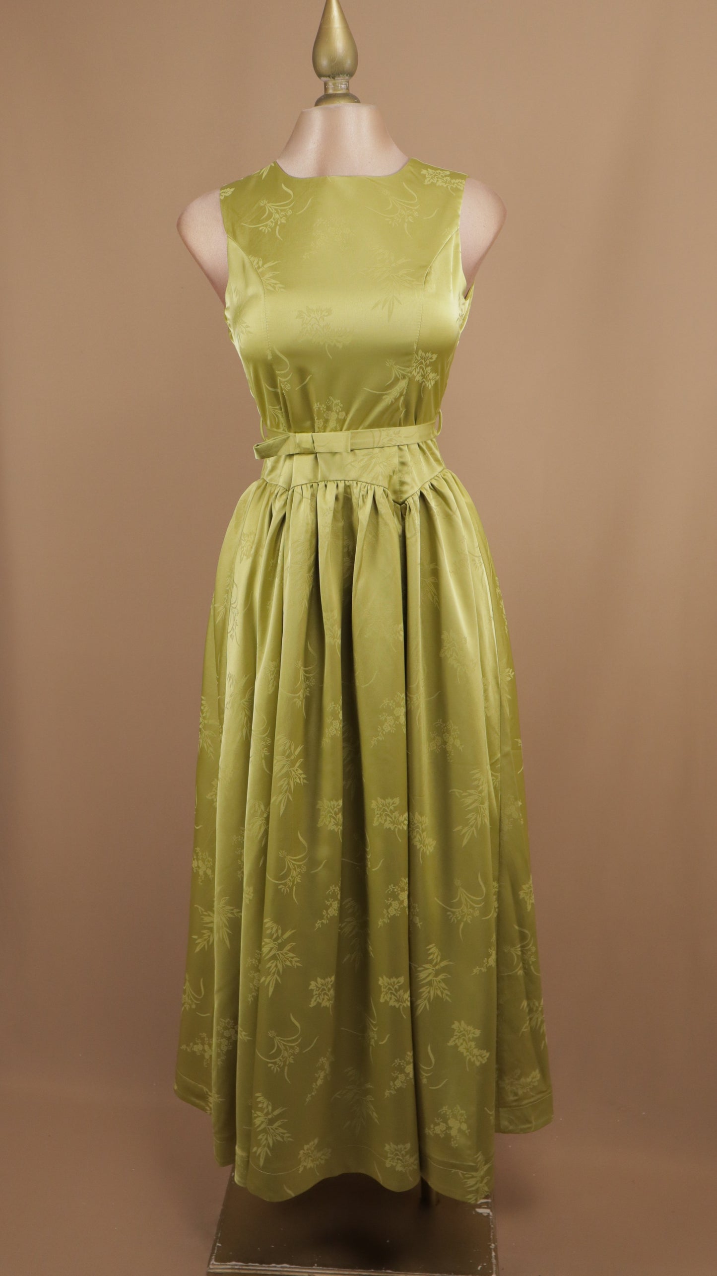 Vestido midi estampado y escote en la espalda