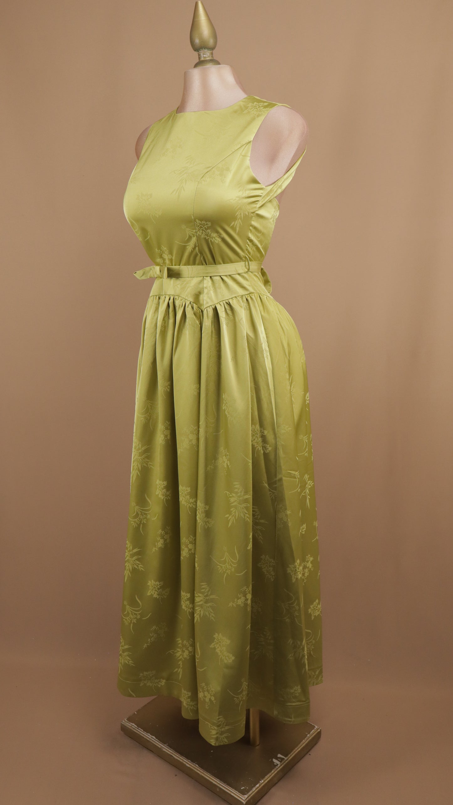 Vestido midi estampado y escote en la espalda