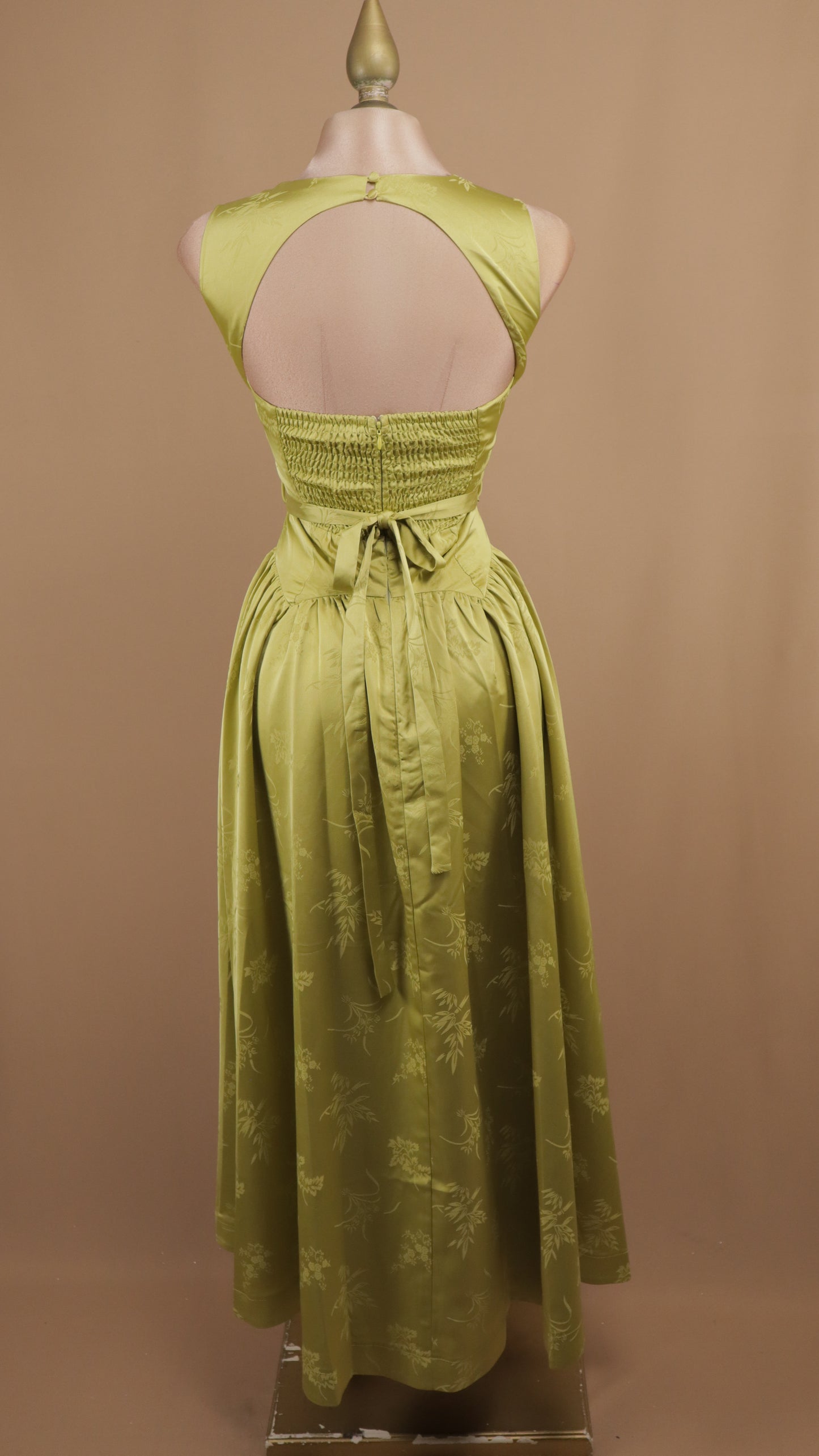 Vestido midi estampado y escote en la espalda