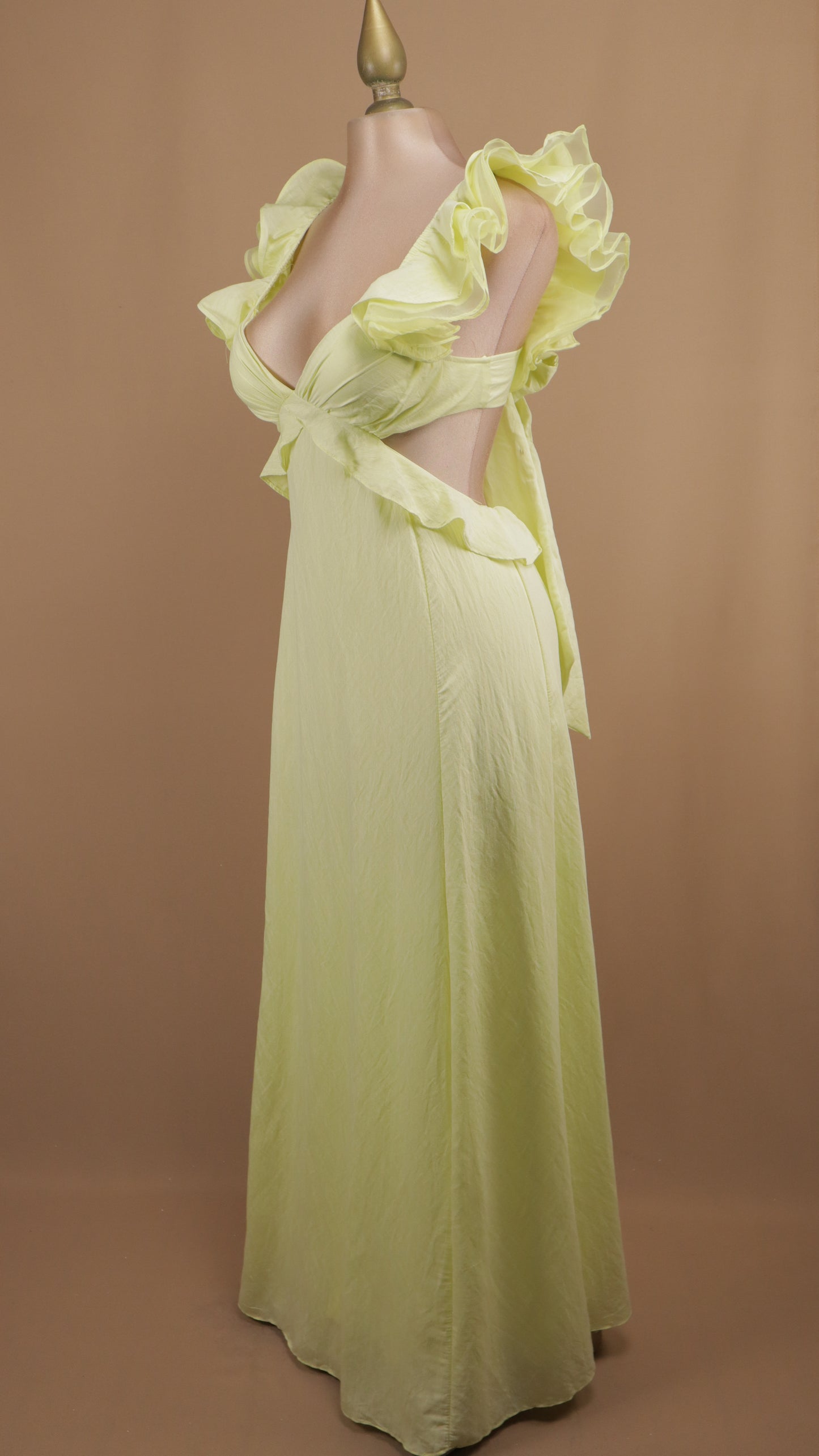 Vestido largo con escote en espalda y cintura