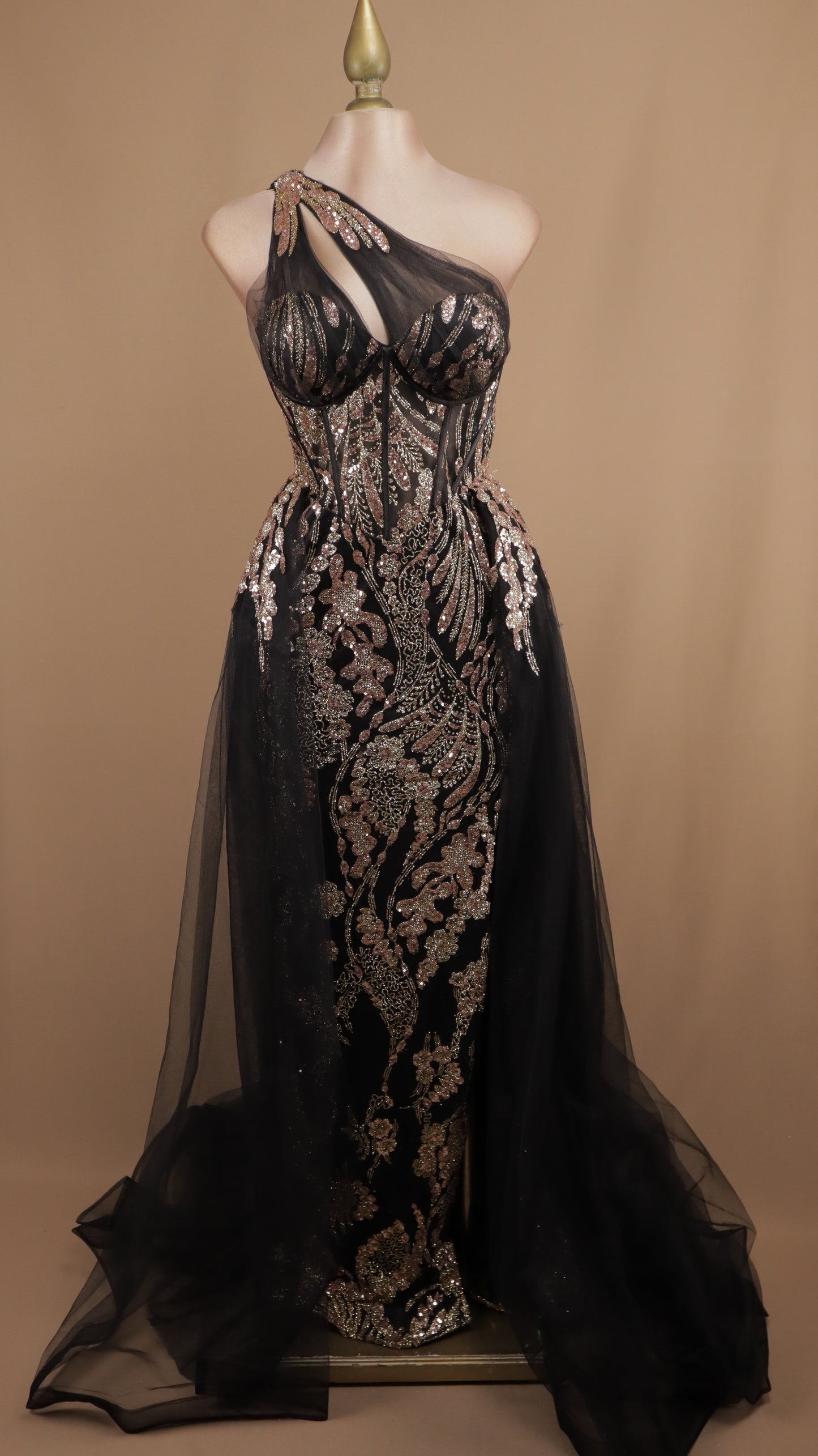 Vestido largo asimétrico con capa en falda