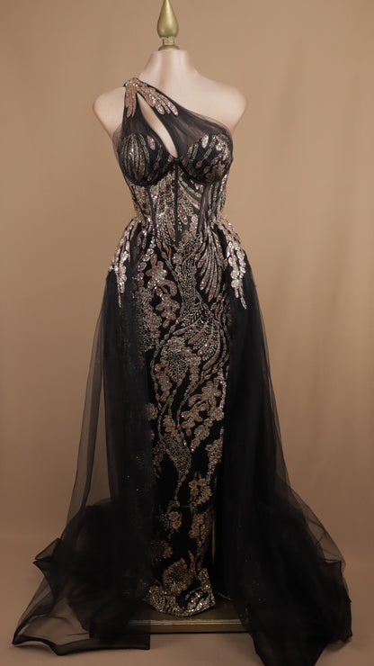 Vestido largo asimétrico con capa en falda