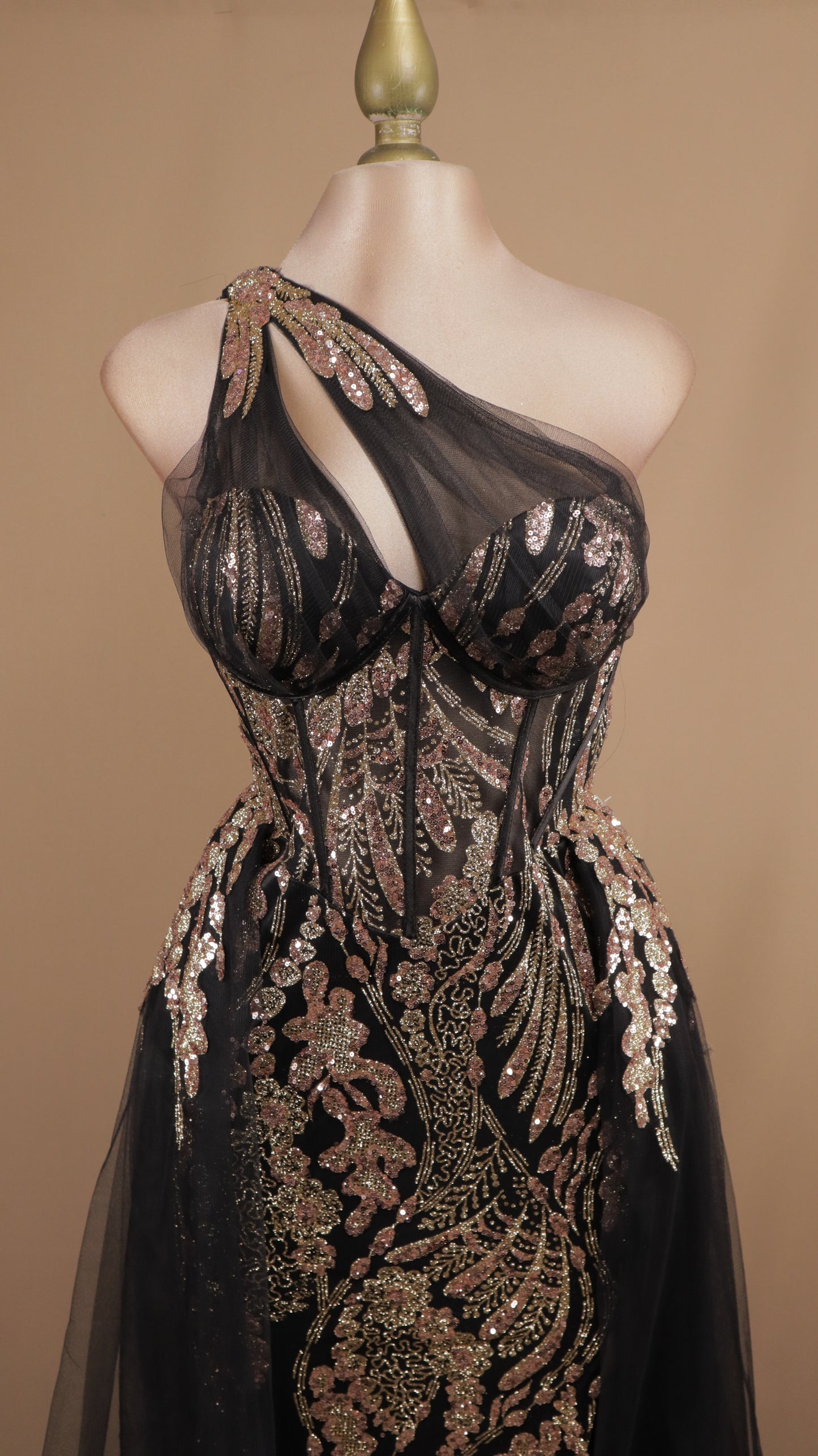 Vestido largo asimétrico con capa en falda