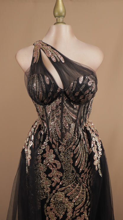 Vestido largo asimétrico con capa en falda