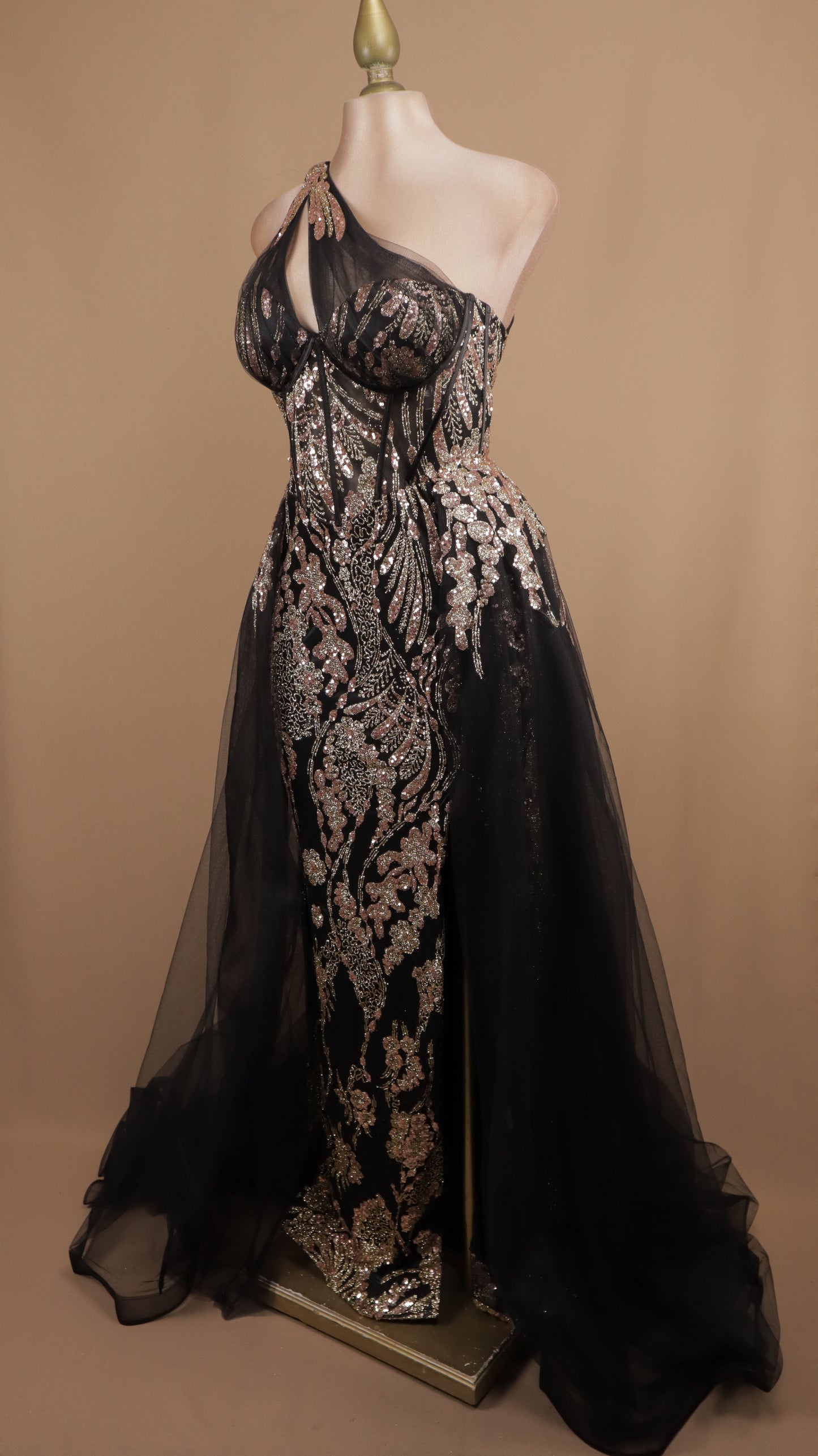 Vestido largo asimétrico con capa en falda