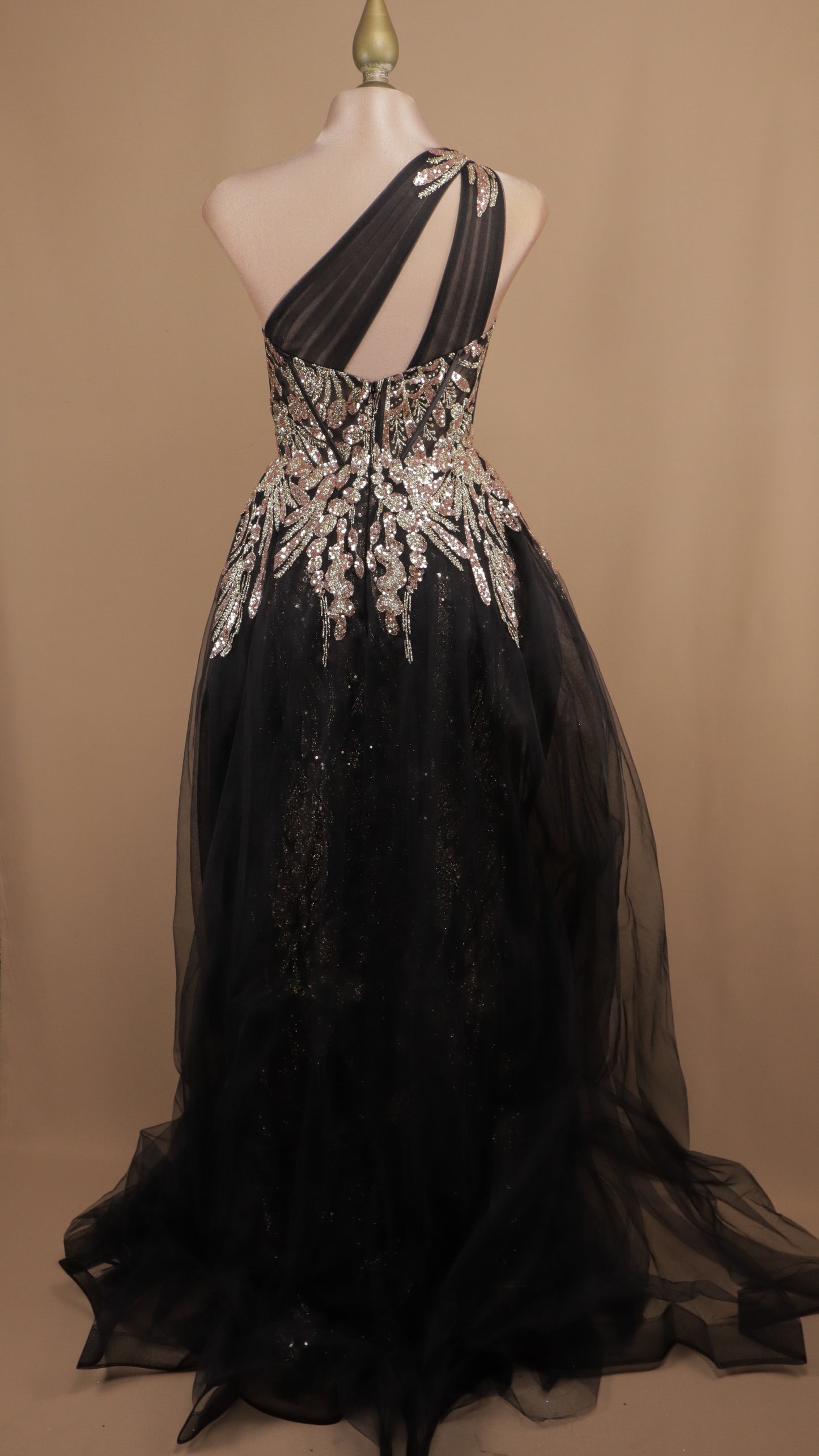 Vestido largo asimétrico con capa en falda