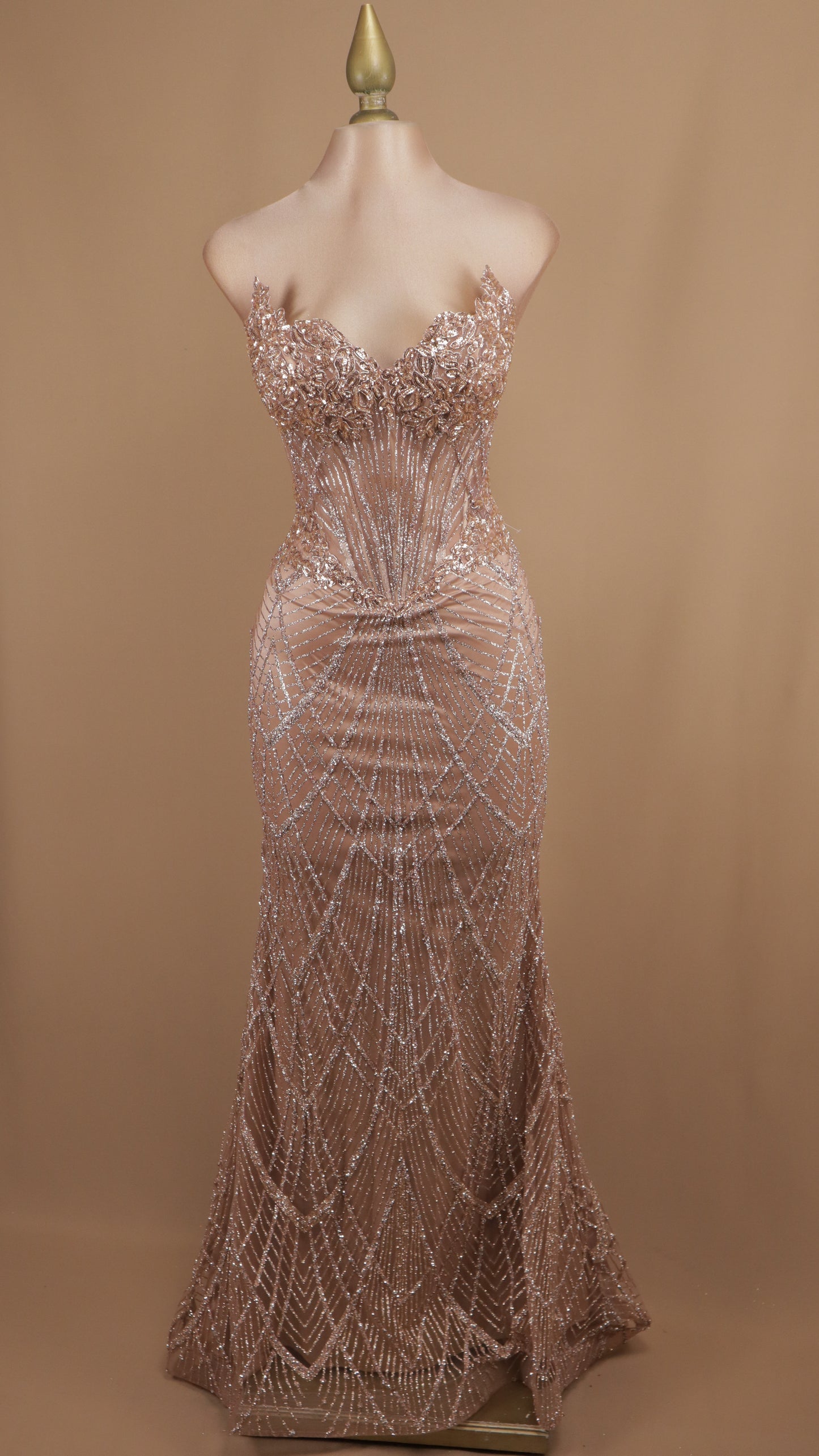 Vestido largo de graduación straple con aplicación