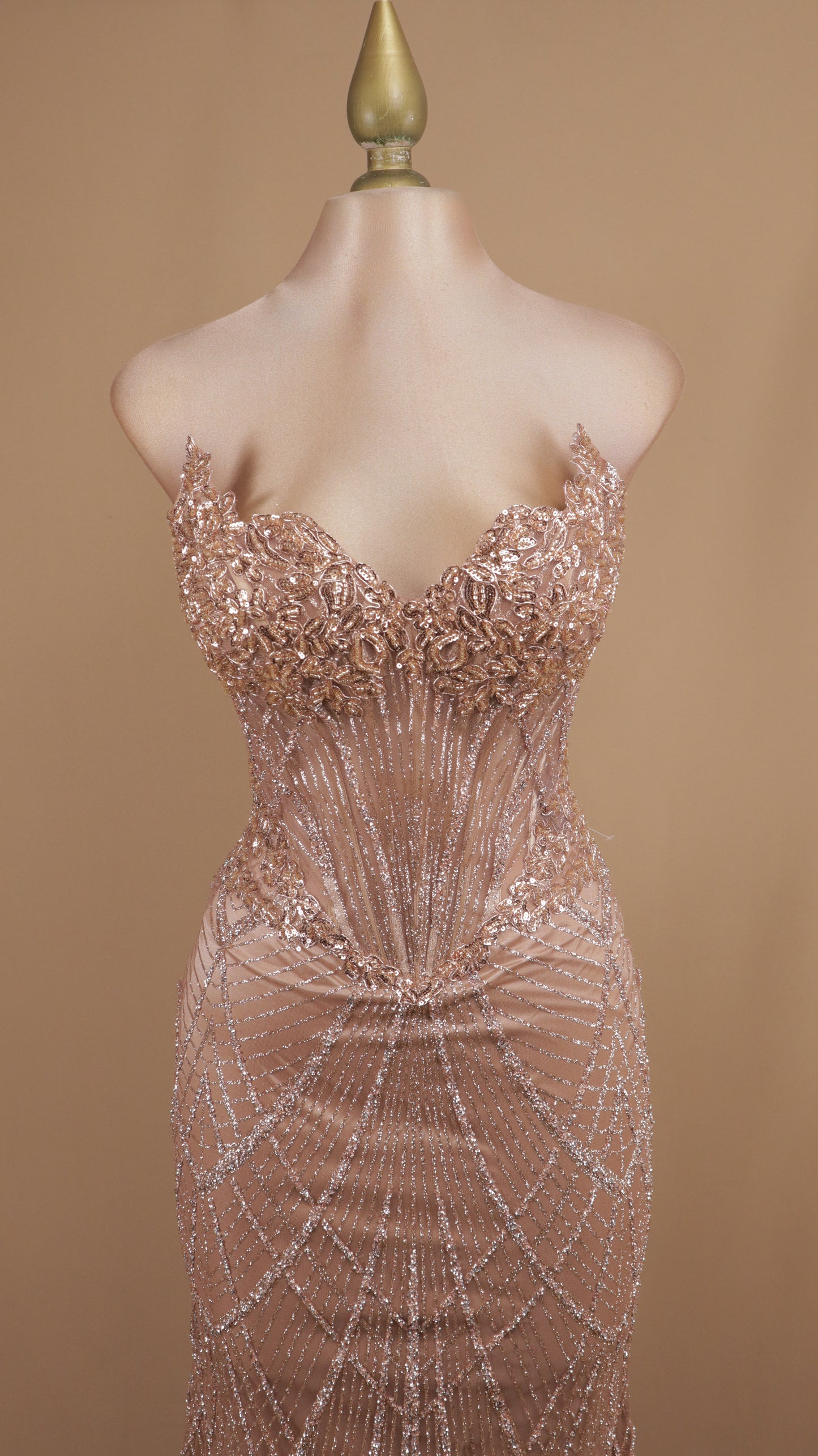 Vestido largo de graduación straple con aplicación