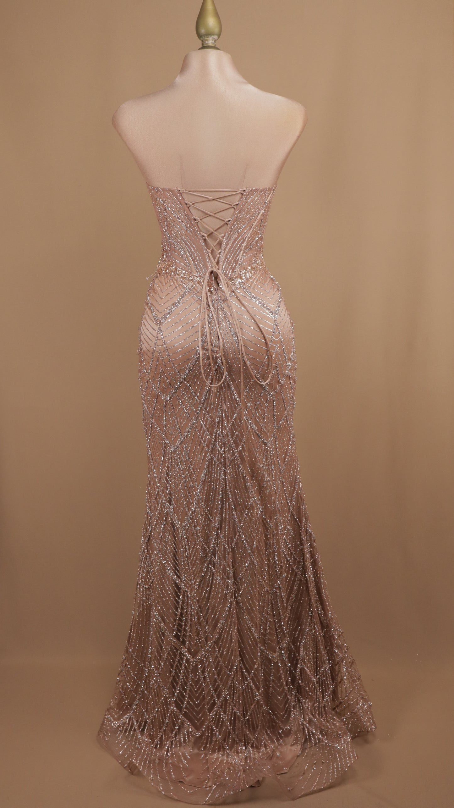 Vestido largo de graduación straple con aplicación