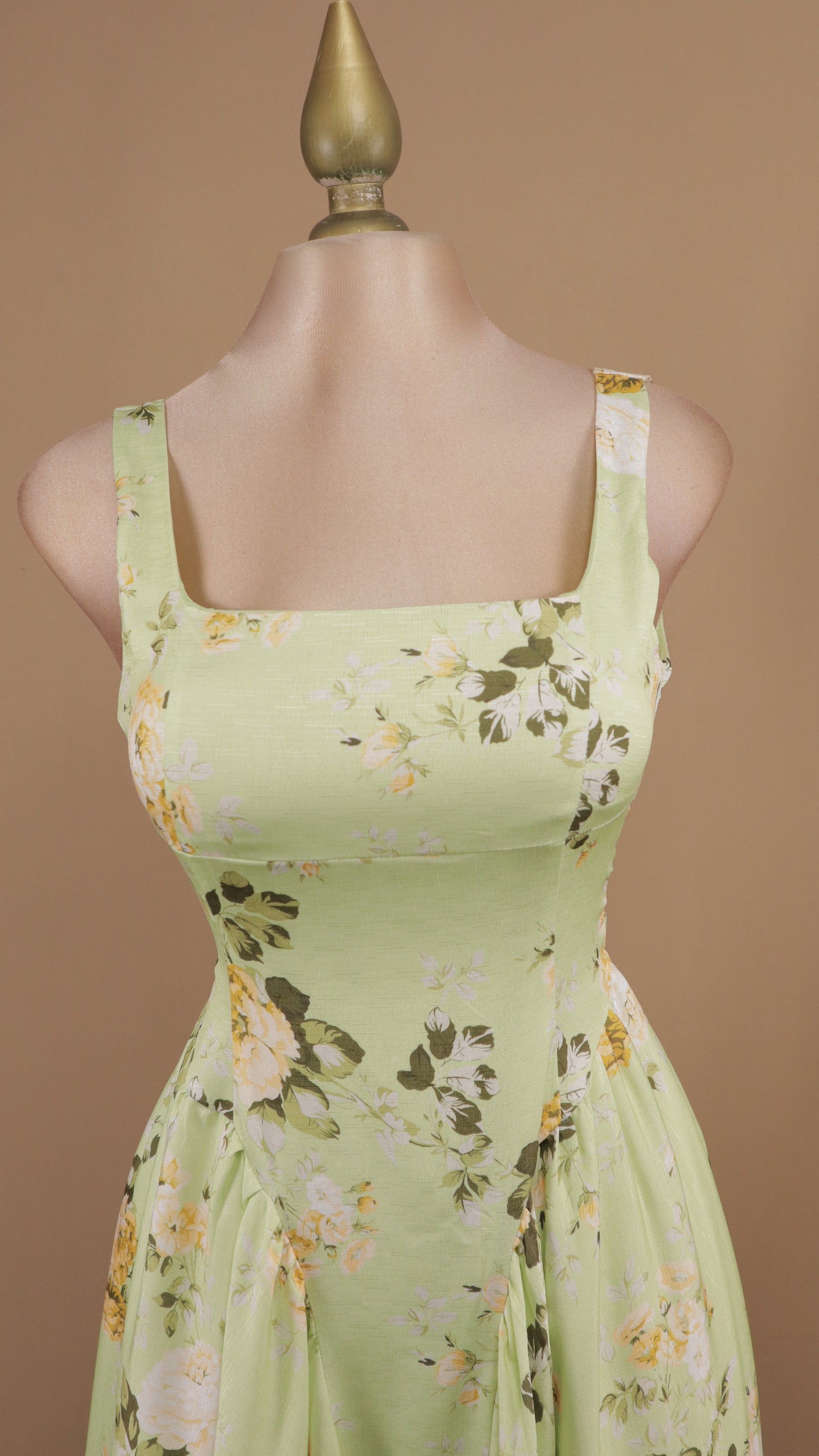 Vestido midi escote cuadrado y en la espalda