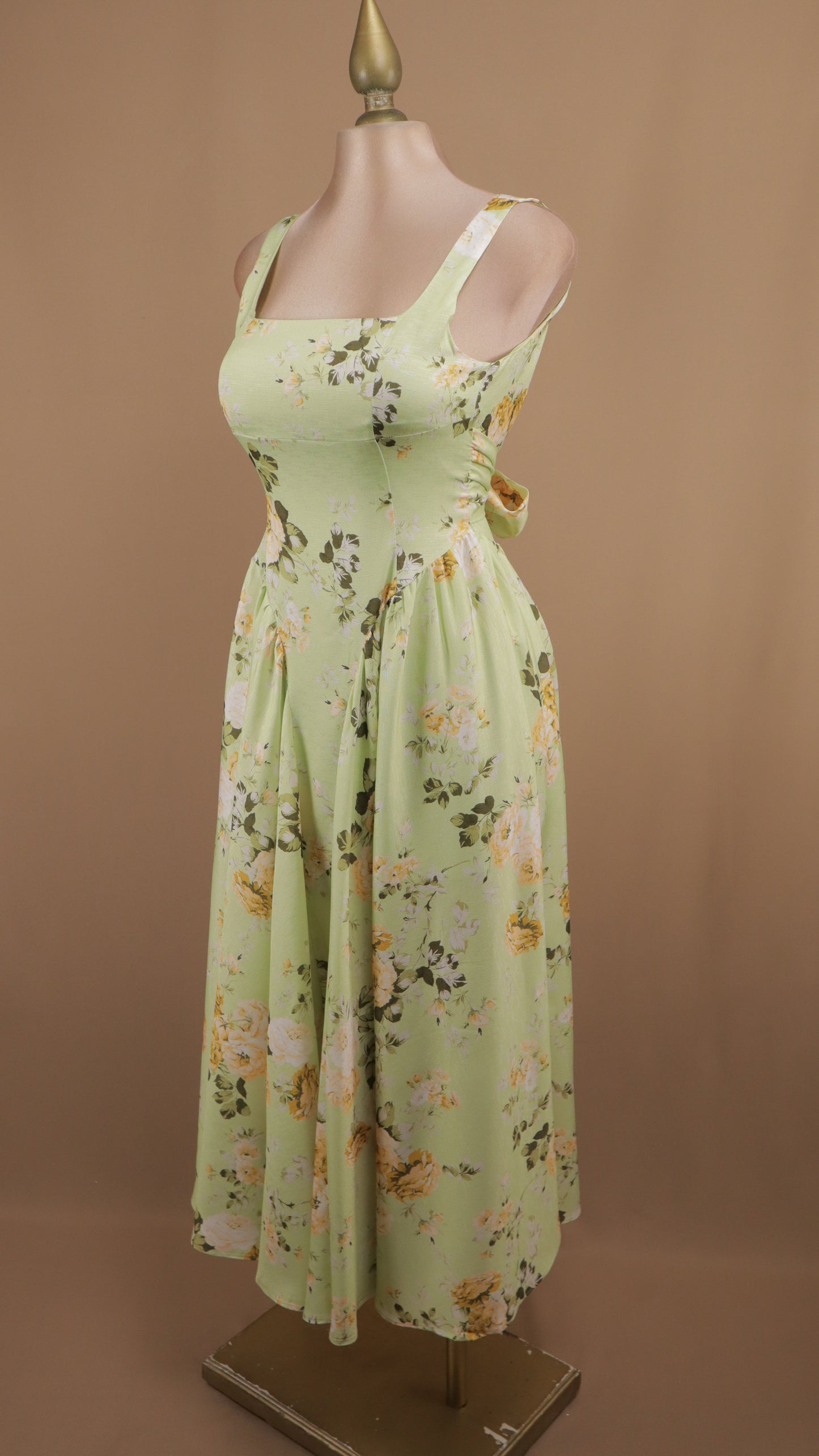 Vestido midi escote cuadrado y en la espalda