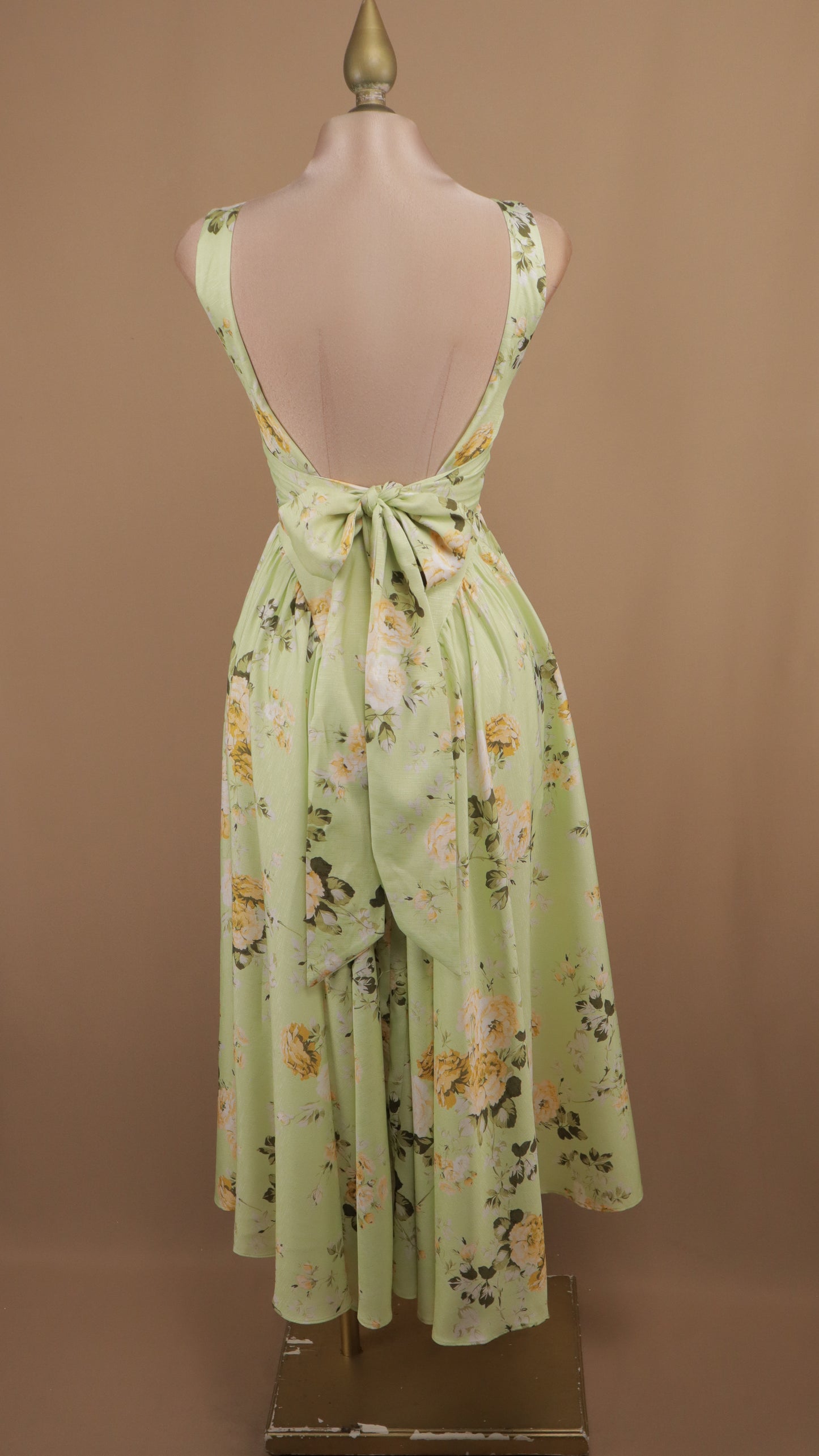 Vestido midi escote cuadrado y en la espalda