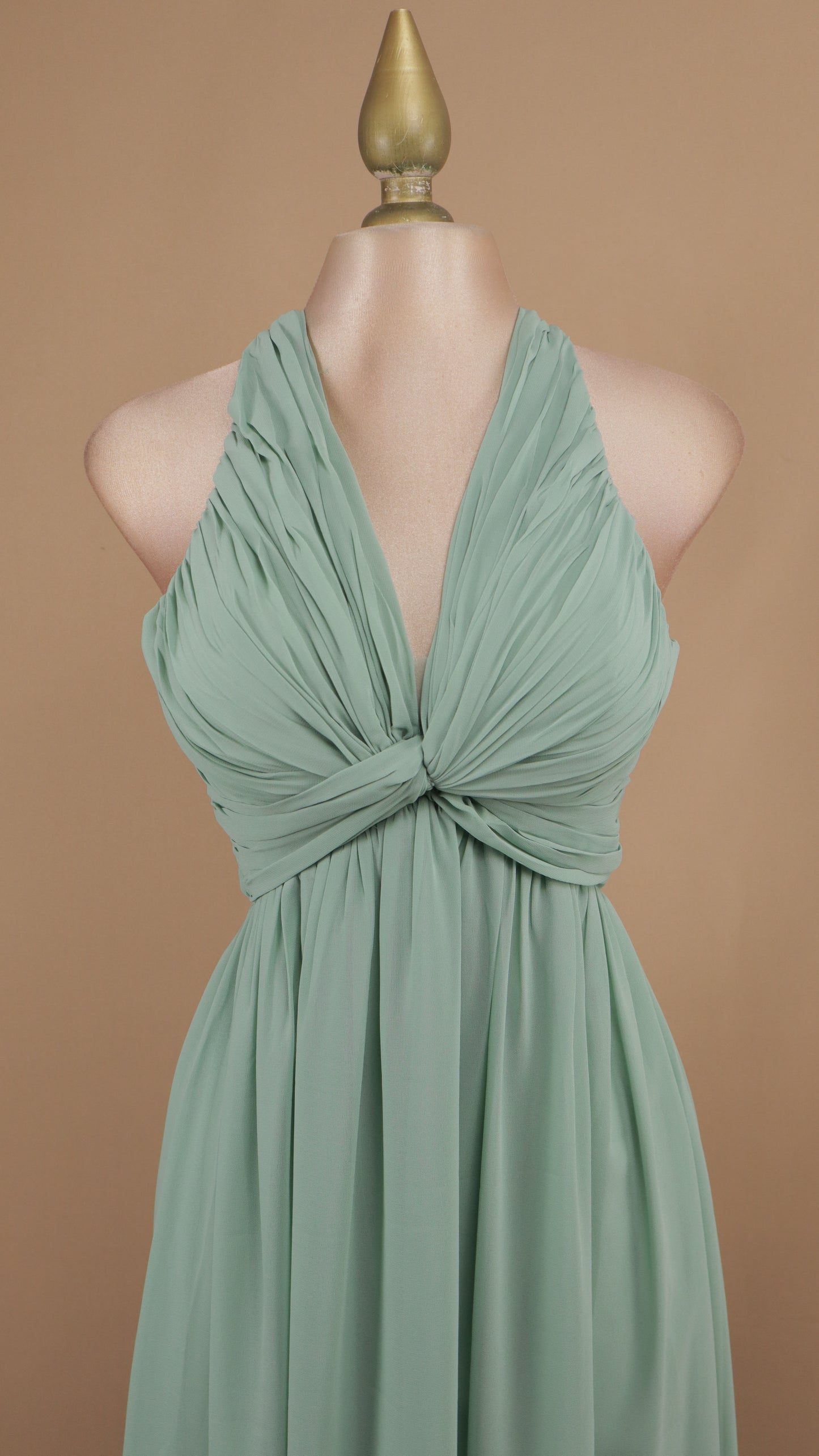 Vestido largo cuello halter con escote en la espalda