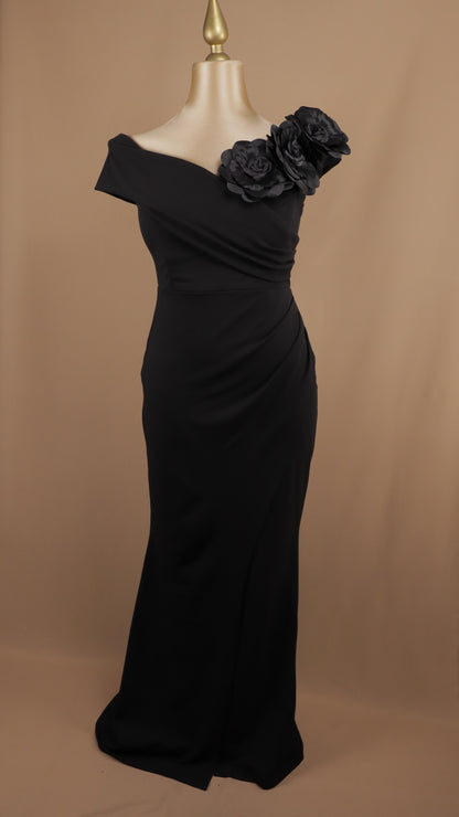Vestido largo extra con flores al hombro