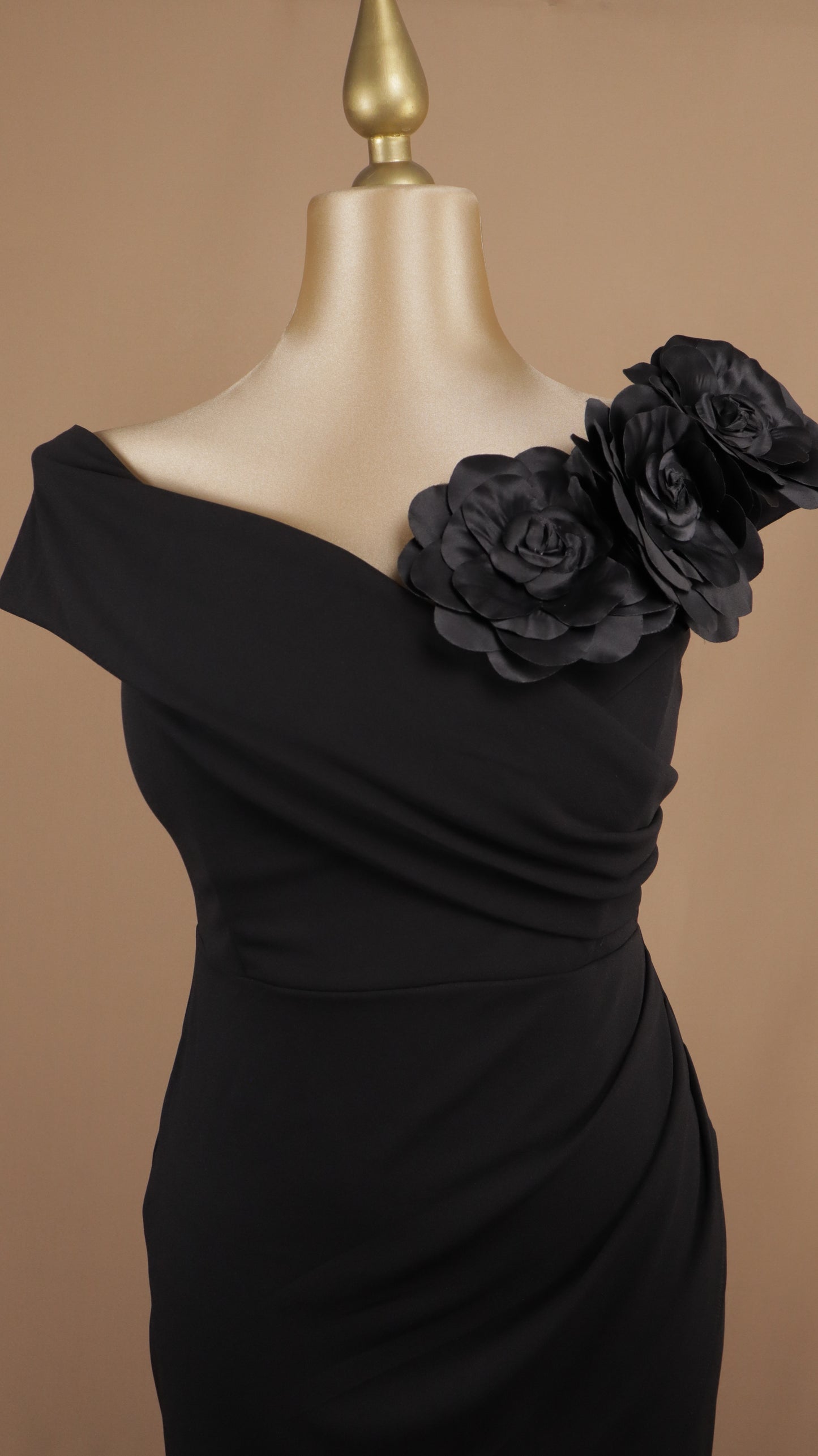 Vestido largo extra con flores al hombro