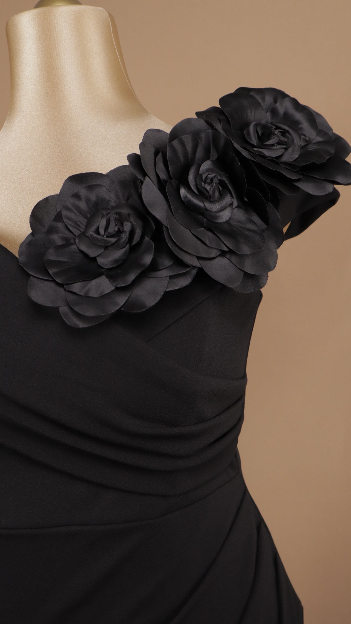 Vestido largo extra con flores al hombro