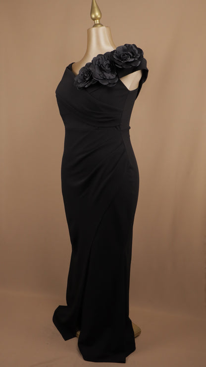 Vestido largo extra con flores al hombro