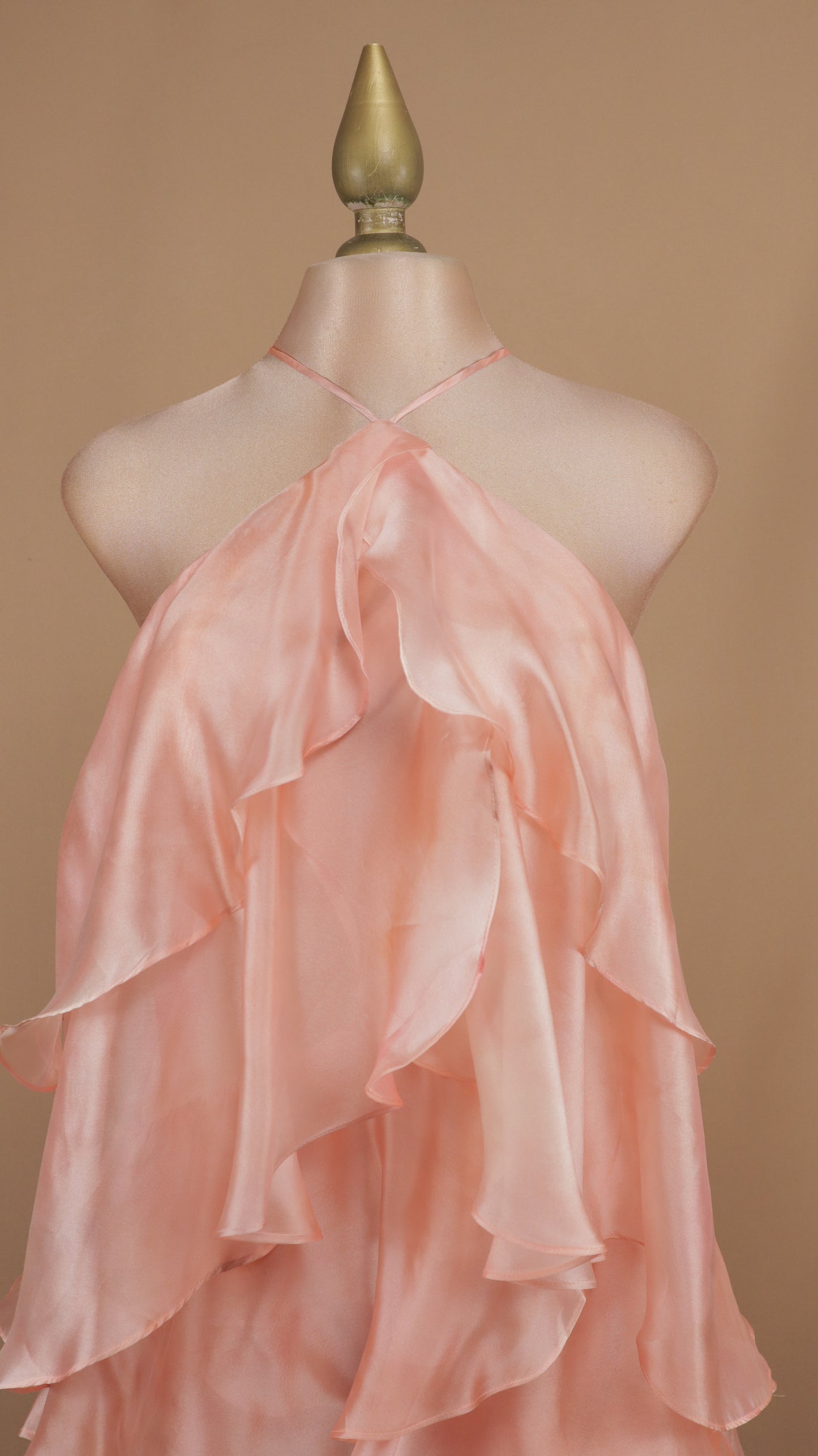 Vestido midi cuello halter con escarolas