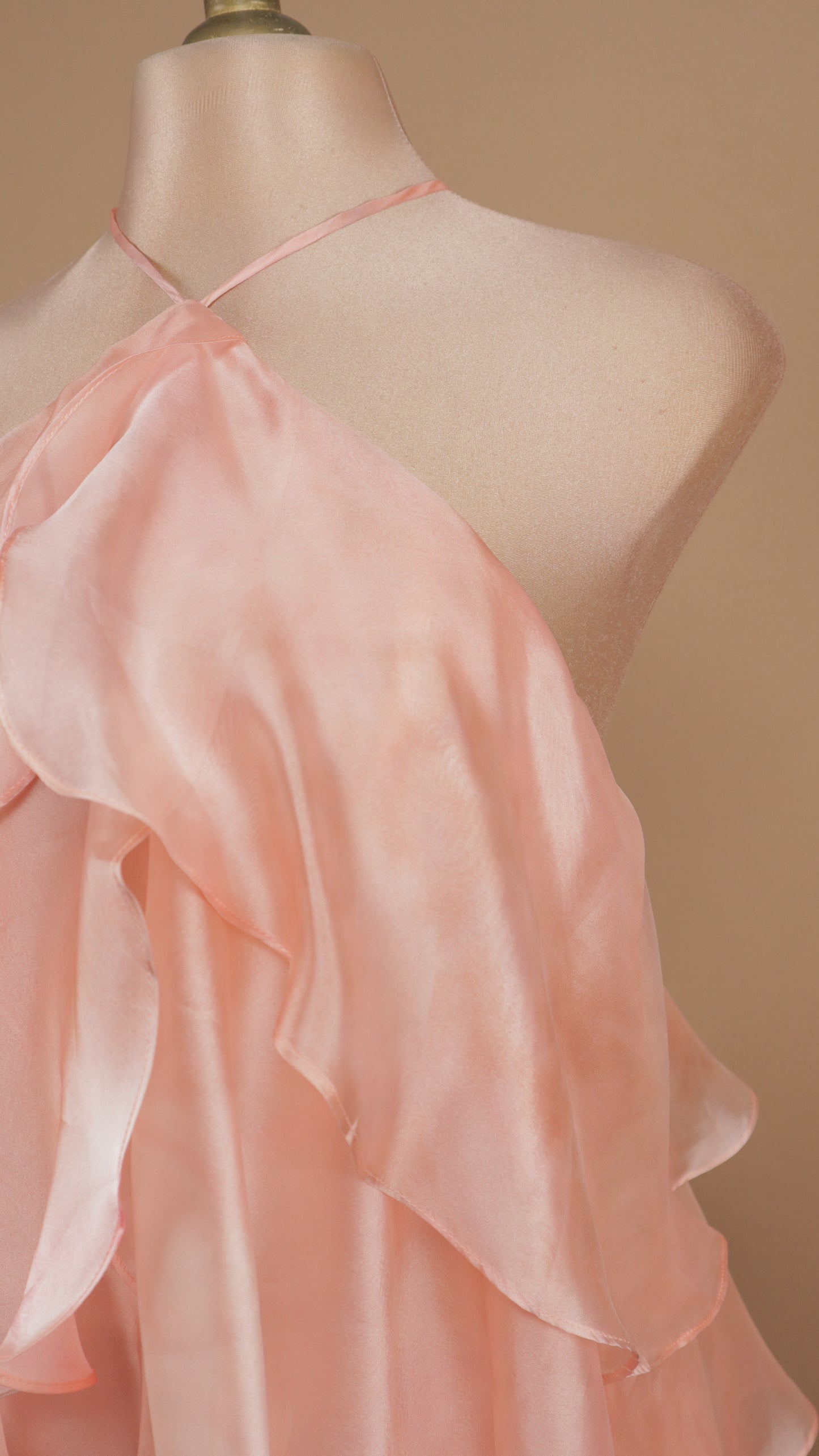 Vestido midi cuello halter con escarolas