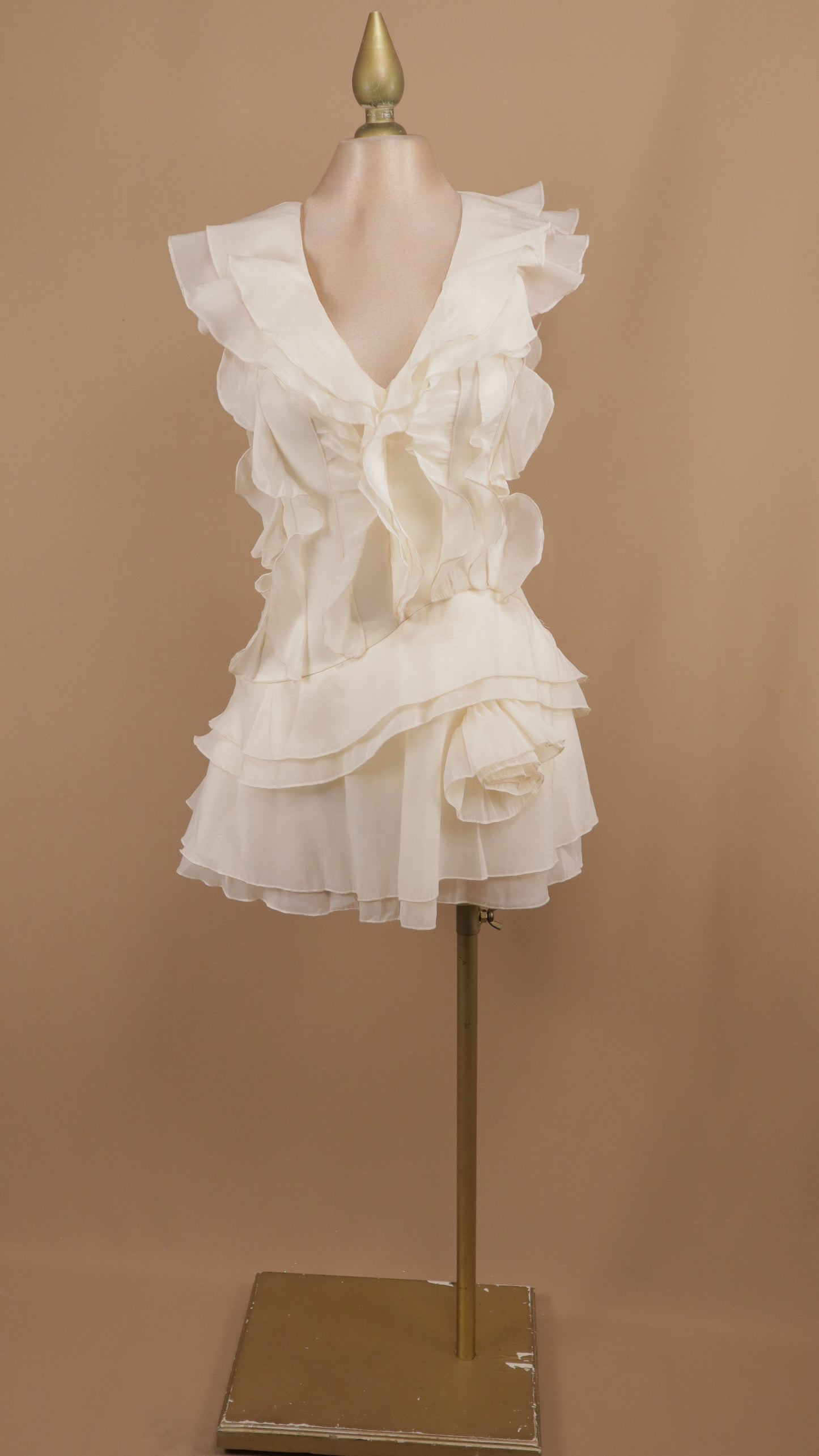 Vestido corto con escarolas y escote en espalda