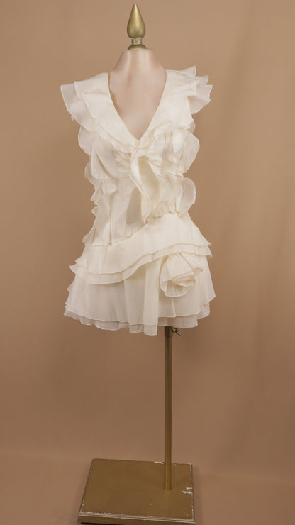 Vestido corto con escarolas y escote en espalda