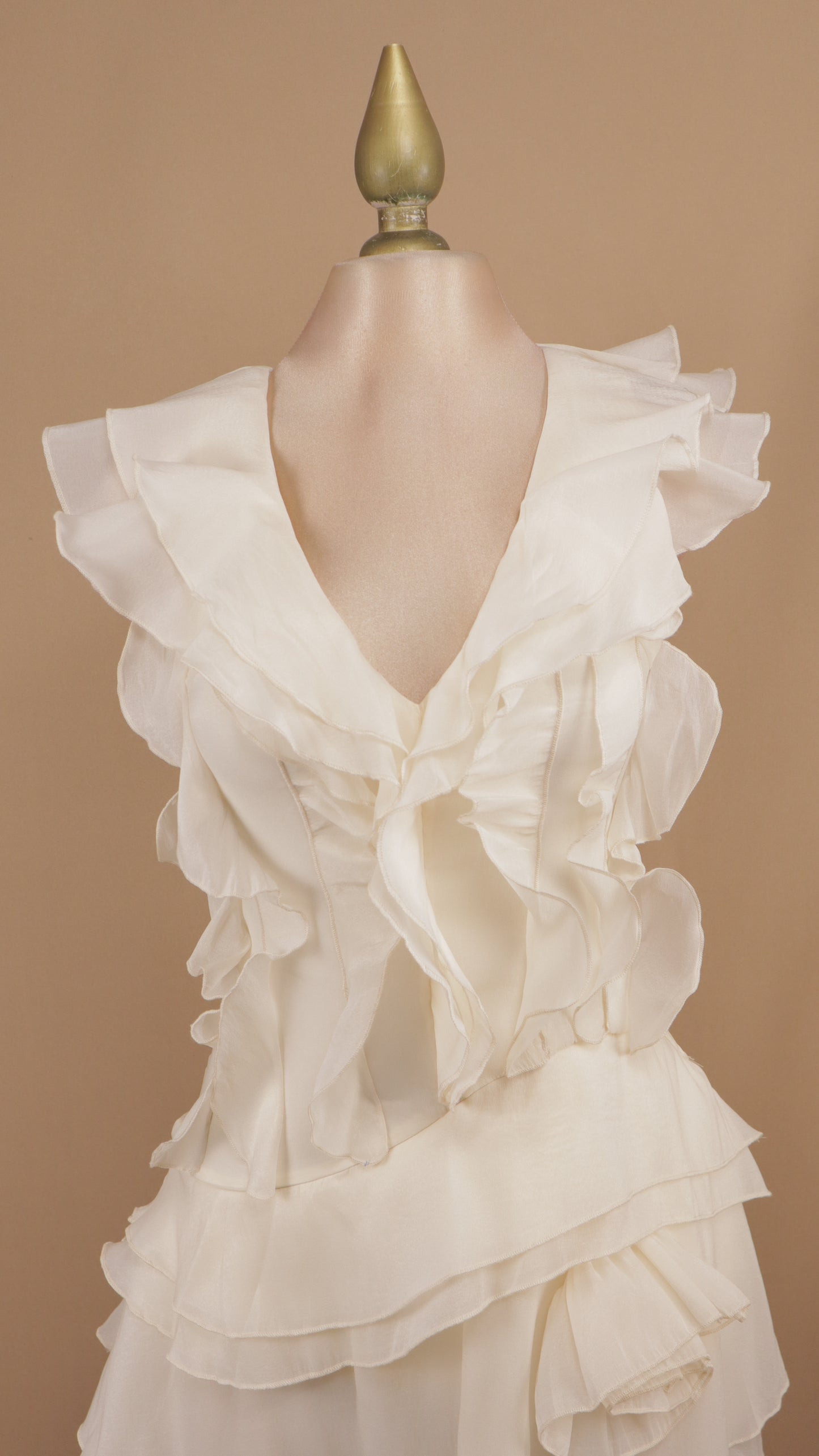 Vestido corto con escarolas y escote en espalda