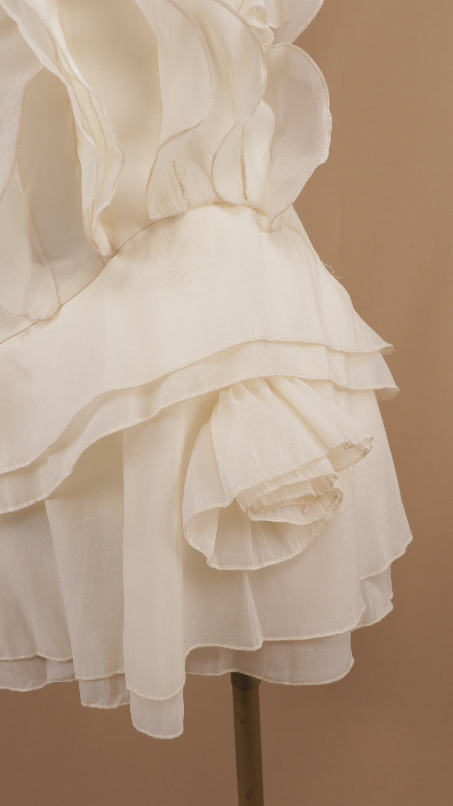 Vestido corto con escarolas y escote en espalda