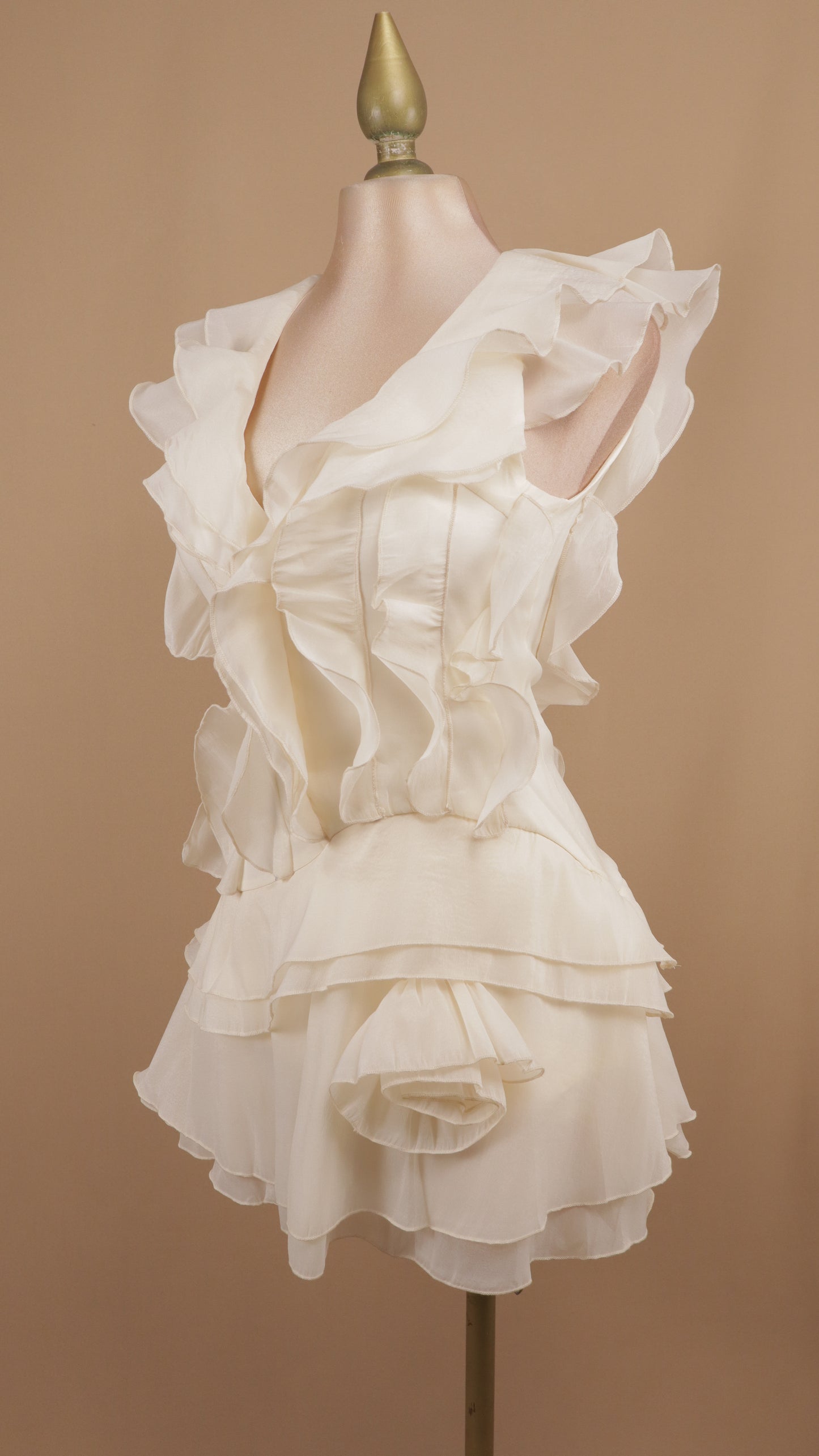 Vestido corto con escarolas y escote en espalda