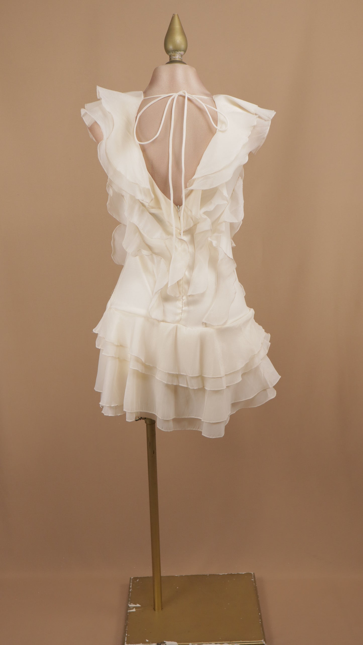 Vestido corto con escarolas y escote en espalda