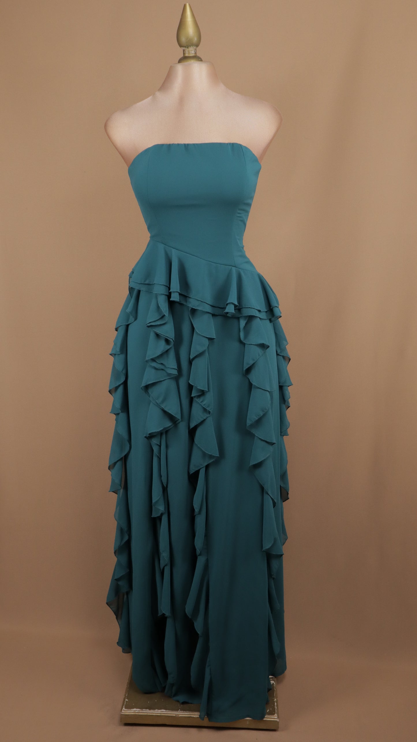 Vestido largo estraple con escarolas en falda