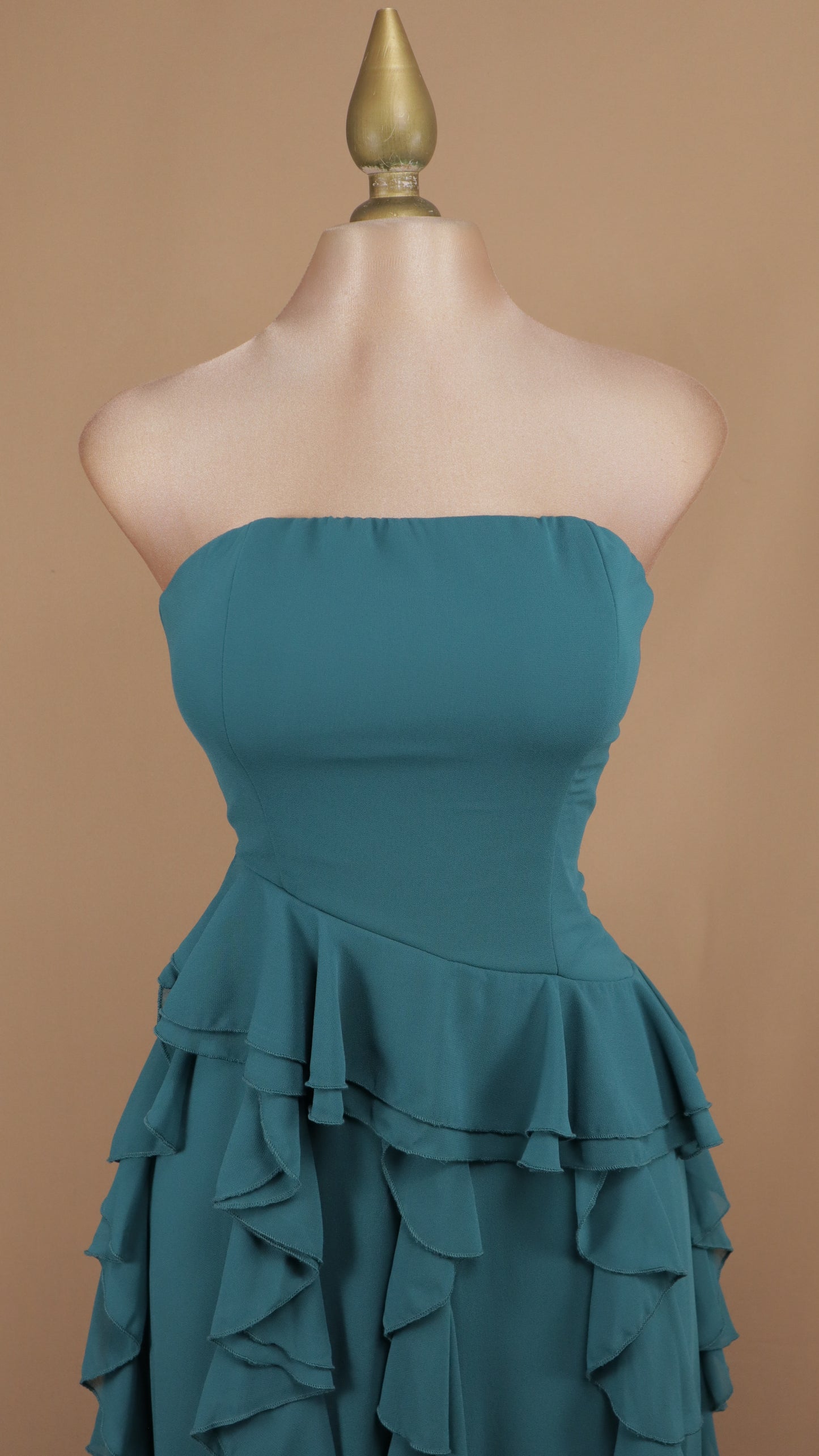 Vestido largo estraple con escarolas en falda