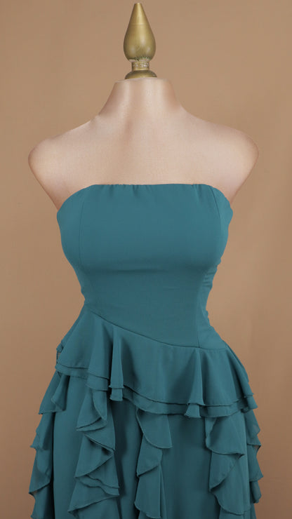 Vestido largo estraple con escarolas en falda