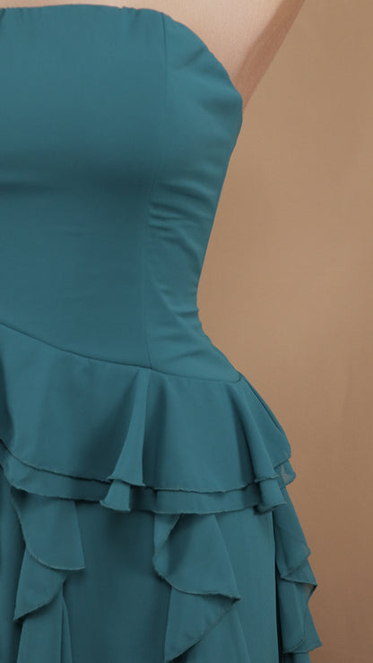 Vestido largo estraple con escarolas en falda