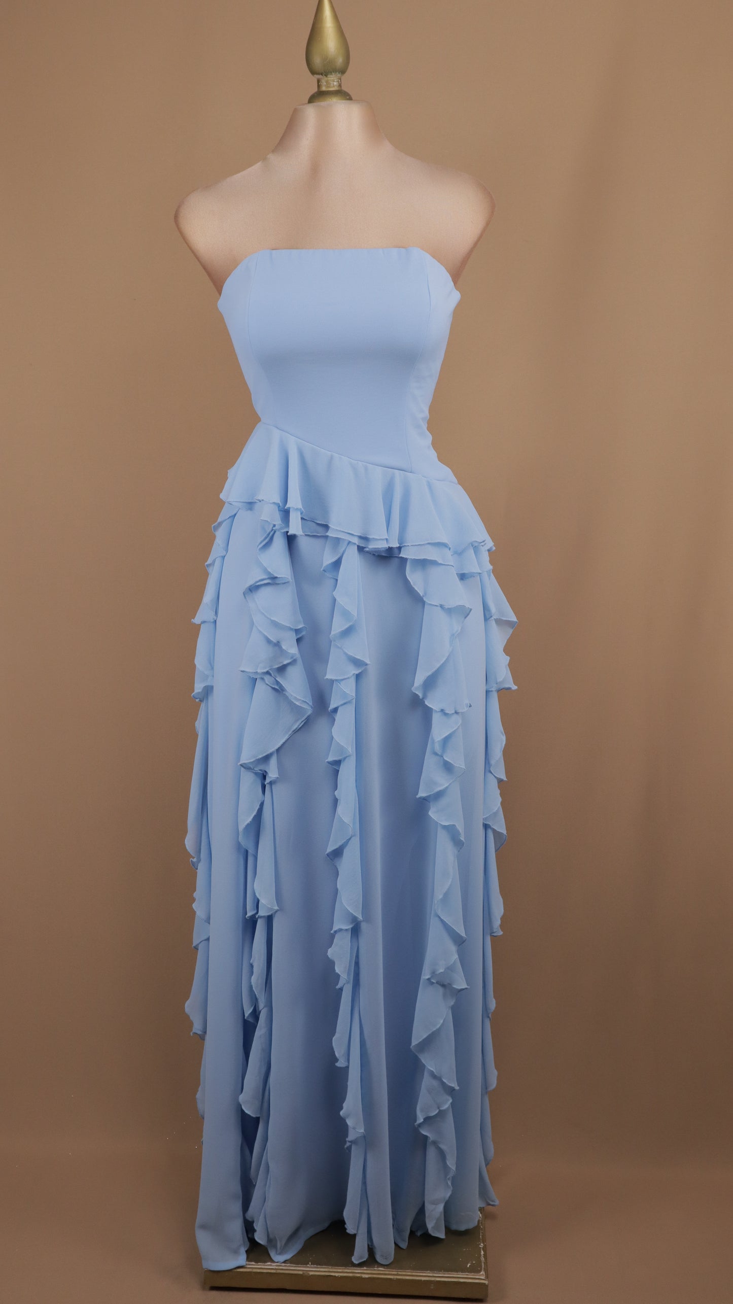 Vestido largo estraple con escarolas en falda