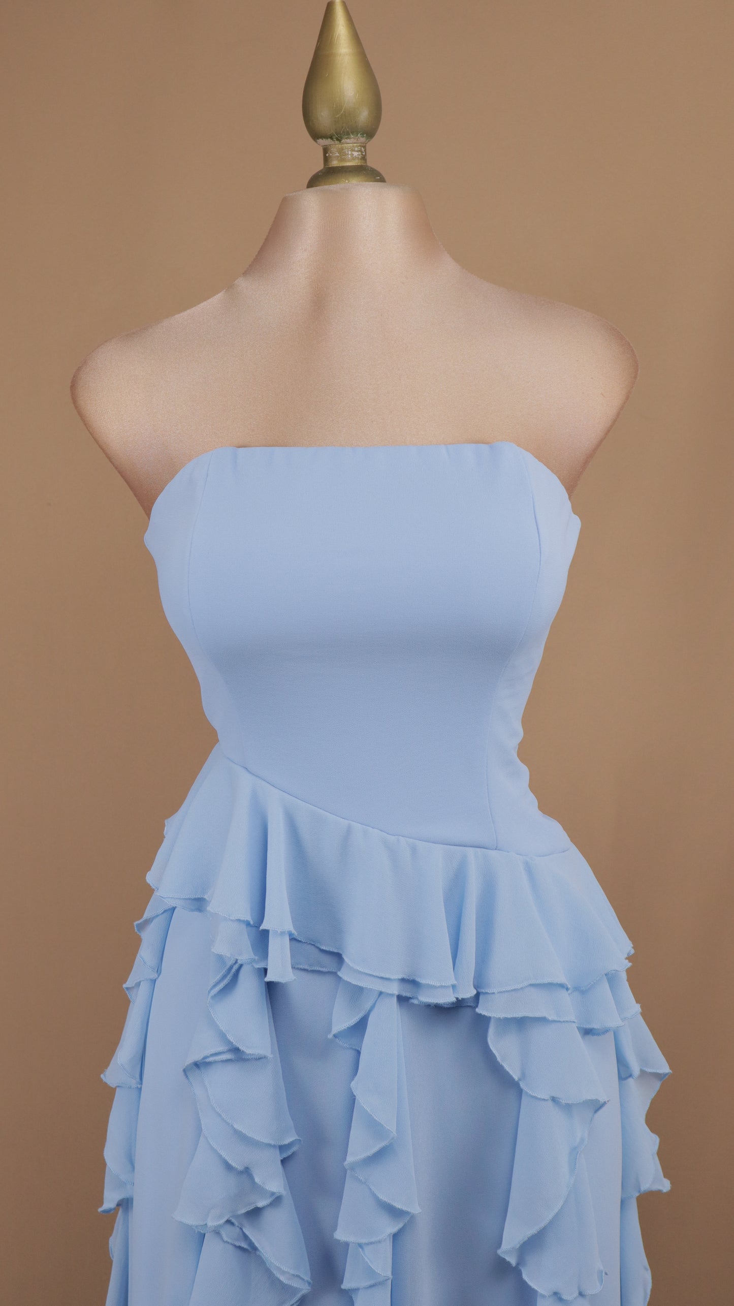 Vestido largo estraple con escarolas en falda