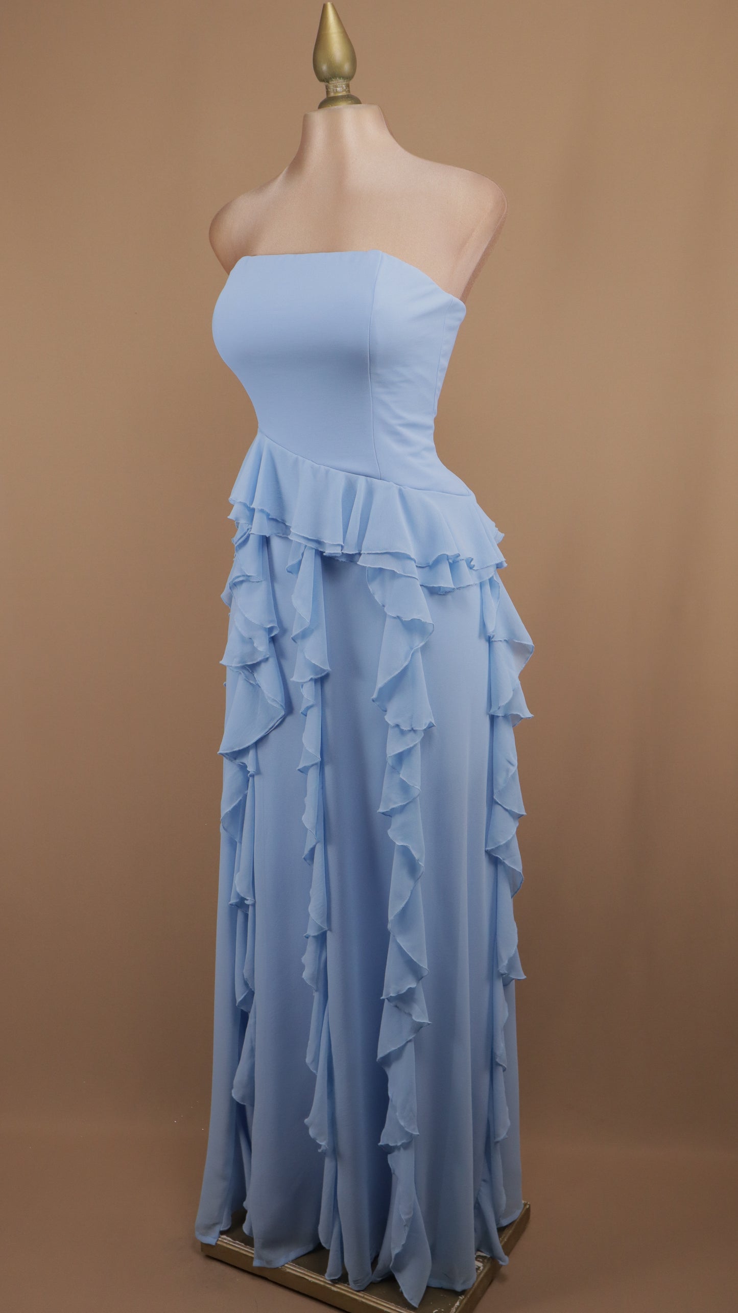 Vestido largo estraple con escarolas en falda