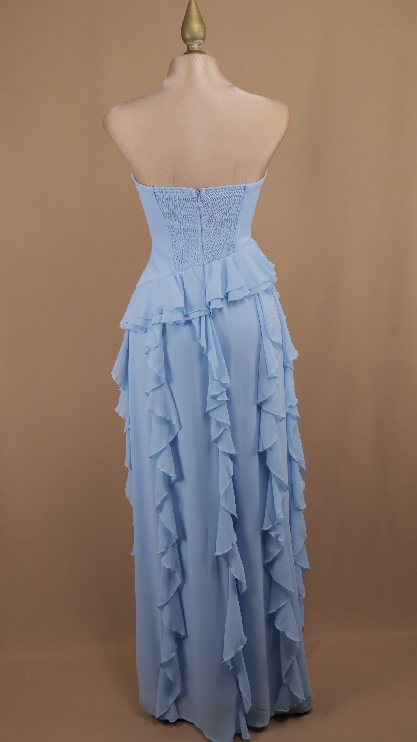 Vestido largo estraple con escarolas en falda