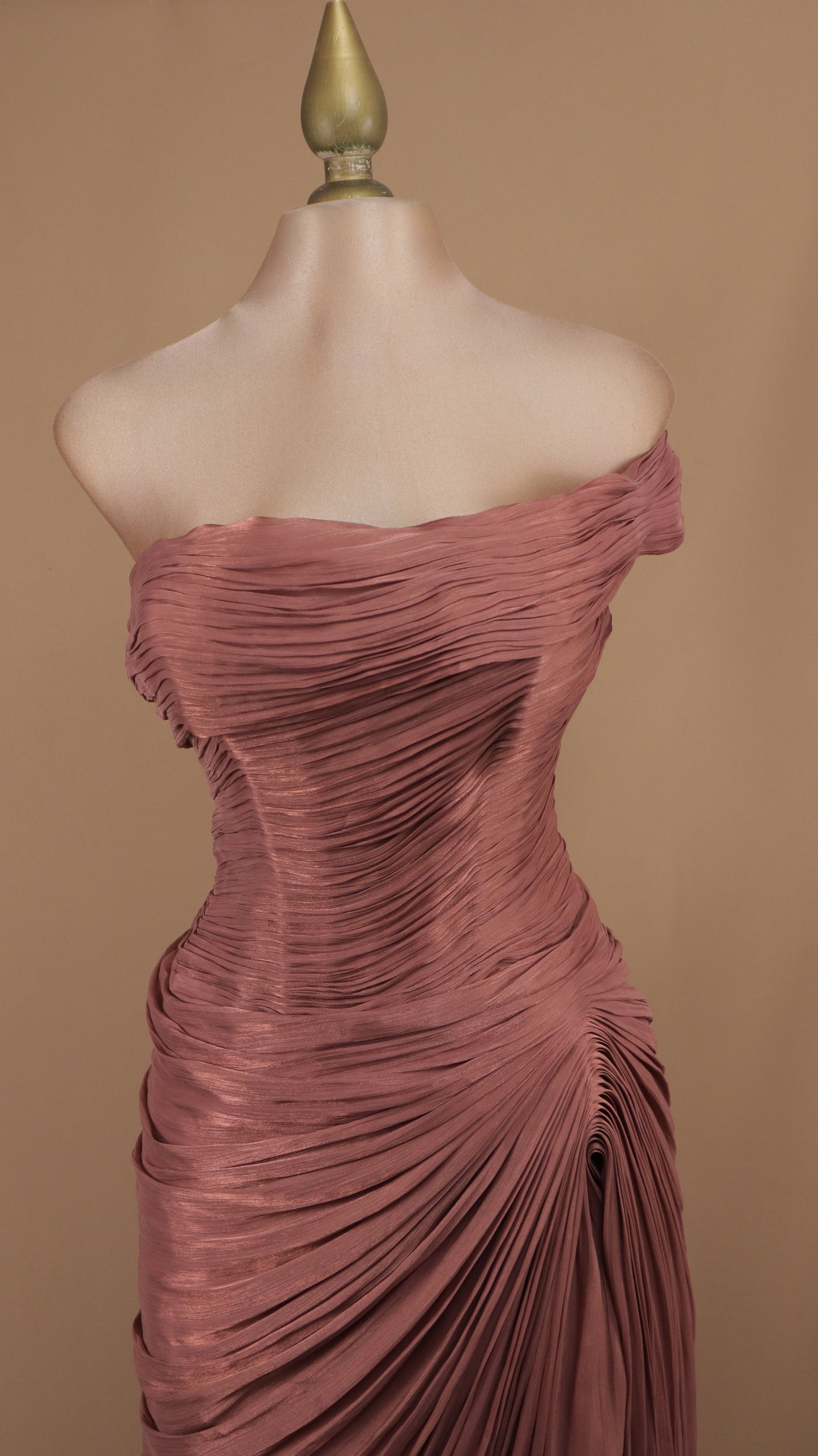 Vestido largo de un hombro con drapeado y destellos