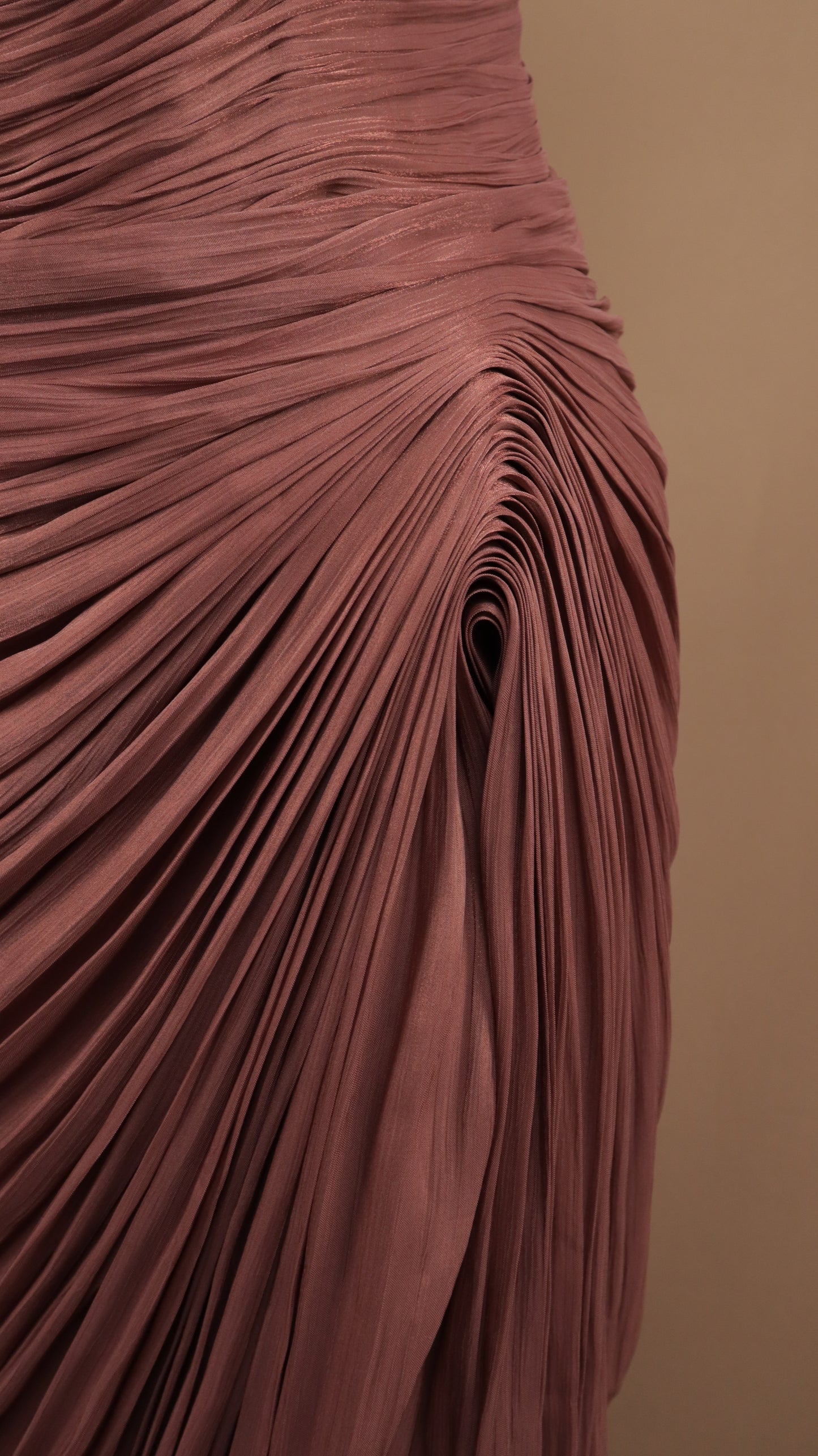 Vestido largo de un hombro con drapeado y destellos