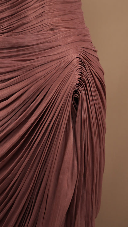 Vestido largo de un hombro con drapeado y destellos