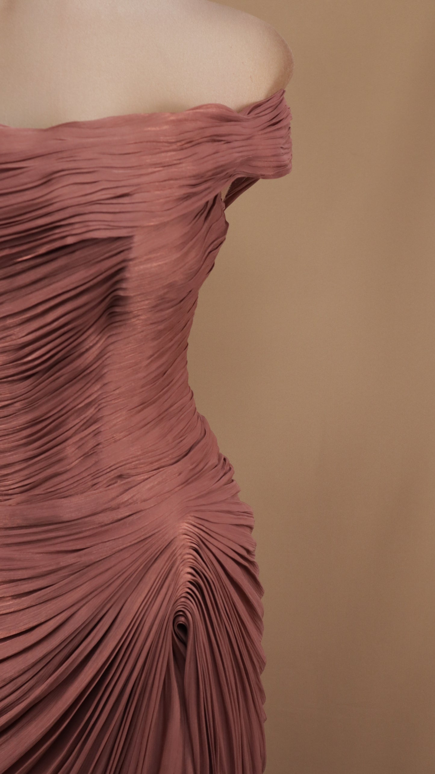 Vestido largo de un hombro con drapeado y destellos