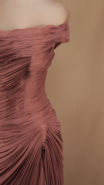 Vestido largo de un hombro con drapeado y destellos