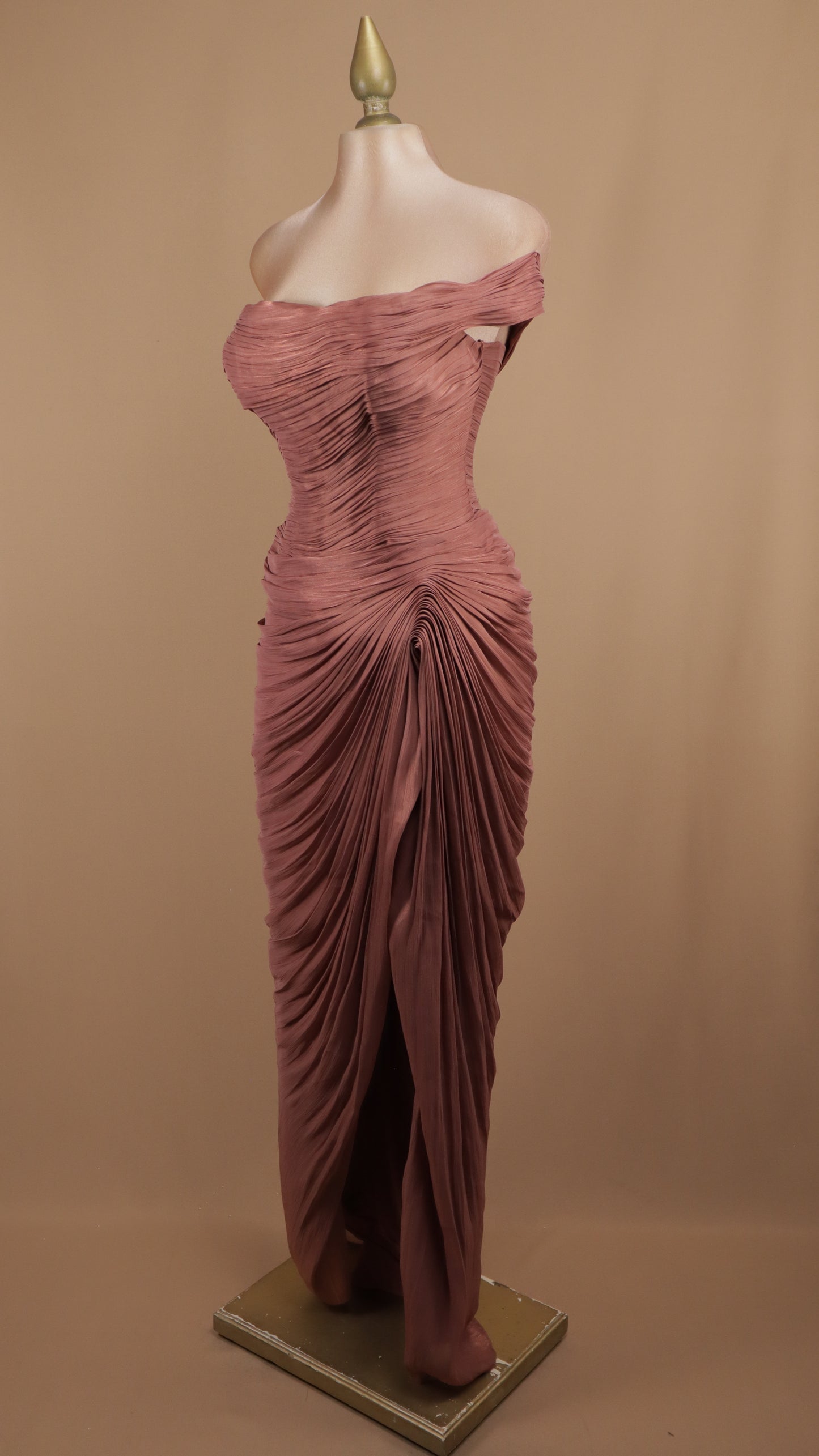 Vestido largo de un hombro con drapeado y destellos